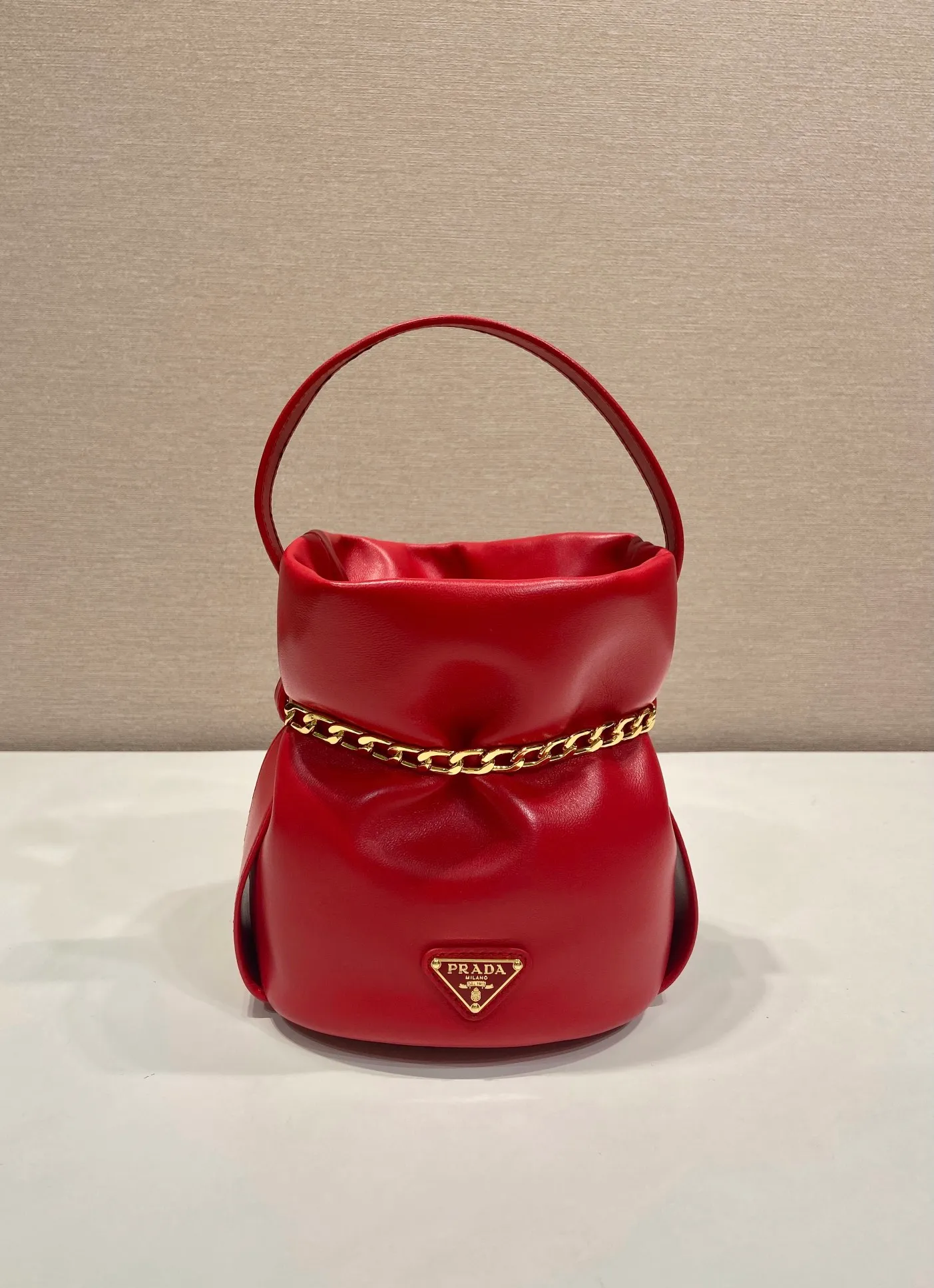 💰1300🎉New catwalk style🎉1BE088 small bucket for fortune🎉🎉 This small bucket for fortune is made of imported sheepskin, uniquely lined with sheepskin design, top-notch hardware, and large capacity. I carry Qin’s most versatile bag when I go out. The upper body effect is very fashionable and good-looking😘It’s so beautiful. It’s a small bucket that is recognized by internet celebrities as a wishing and making fortune👍👍Babies, it’s worth owning, hurry up and get it🎉🎉 Length 14x height 20x bottom 15cm🎉🎉🎉💰💰💰