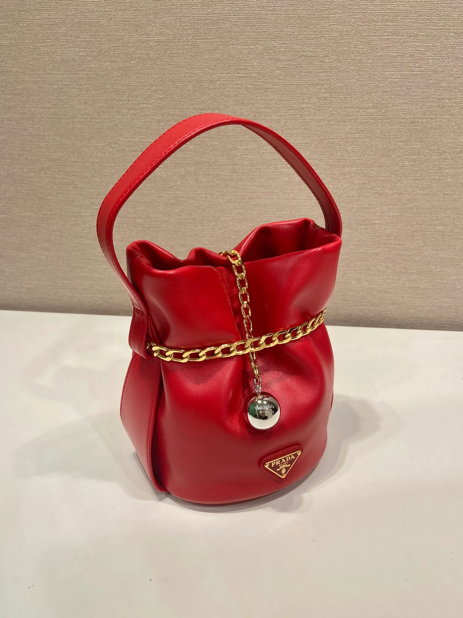 💰1300🎉New catwalk style🎉1BE088 small bucket for fortune🎉🎉 This small bucket for fortune is made of imported sheepskin, uniquely lined with sheepskin design, top-notch hardware, and large capacity. I carry Qin’s most versatile bag when I go out. The upper body effect is very fashionable and good-looking😘It’s so beautiful. It’s a small bucket that is recognized by internet celebrities as a wishing and making fortune👍👍Babies, it’s worth owning, hurry up and get it🎉🎉 Length 14x height 20x bottom 15cm🎉🎉🎉💰💰💰