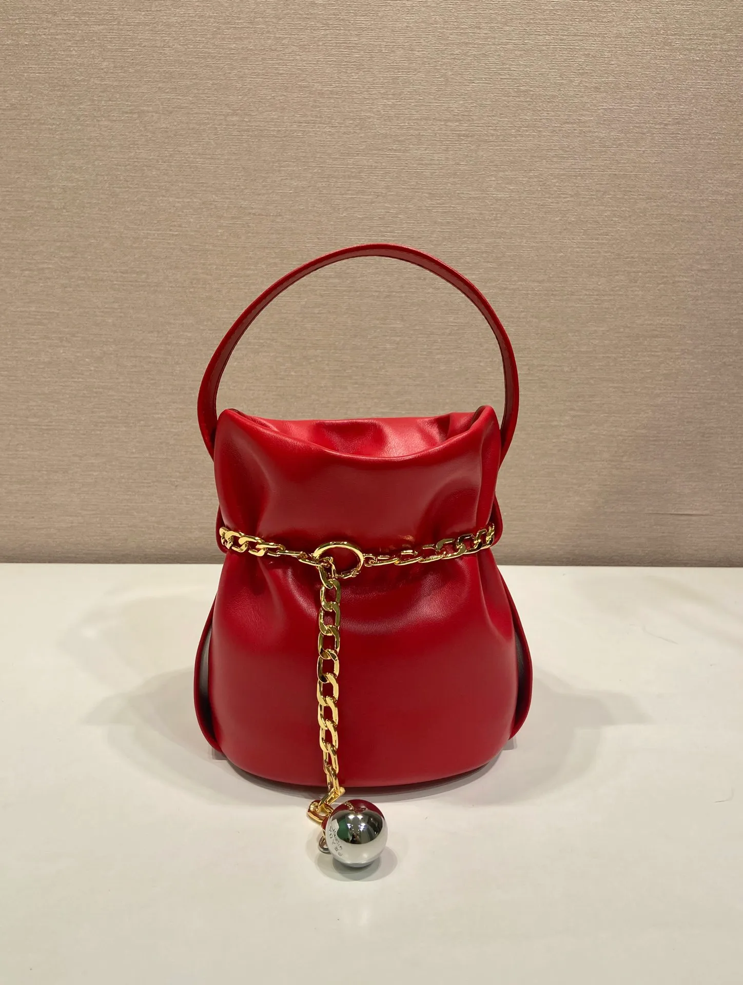 💰1300🎉New catwalk style🎉1BE088 small bucket for fortune🎉🎉 This small bucket for fortune is made of imported sheepskin, uniquely lined with sheepskin design, top-notch hardware, and large capacity. I carry Qin’s most versatile bag when I go out. The upper body effect is very fashionable and good-looking😘It’s so beautiful. It’s a small bucket that is recognized by internet celebrities as a wishing and making fortune👍👍Babies, it’s worth owning, hurry up and get it🎉🎉 Length 14x height 20x bottom 15cm🎉🎉🎉💰💰💰