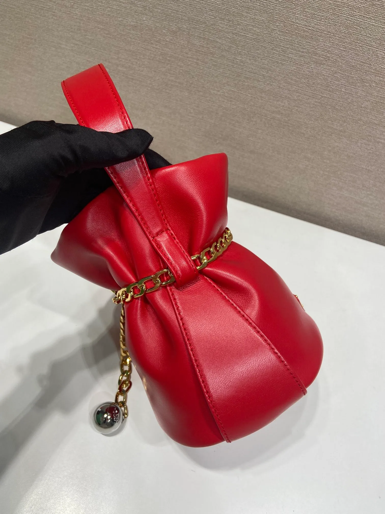 💰1300🎉New catwalk style🎉1BE088 small bucket for fortune🎉🎉 This small bucket for fortune is made of imported sheepskin, uniquely lined with sheepskin design, top-notch hardware, and large capacity. I carry Qin’s most versatile bag when I go out. The upper body effect is very fashionable and good-looking😘It’s so beautiful. It’s a small bucket that is recognized by internet celebrities as a wishing and making fortune👍👍Babies, it’s worth owning, hurry up and get it🎉🎉 Length 14x height 20x bottom 15cm🎉🎉🎉💰💰💰