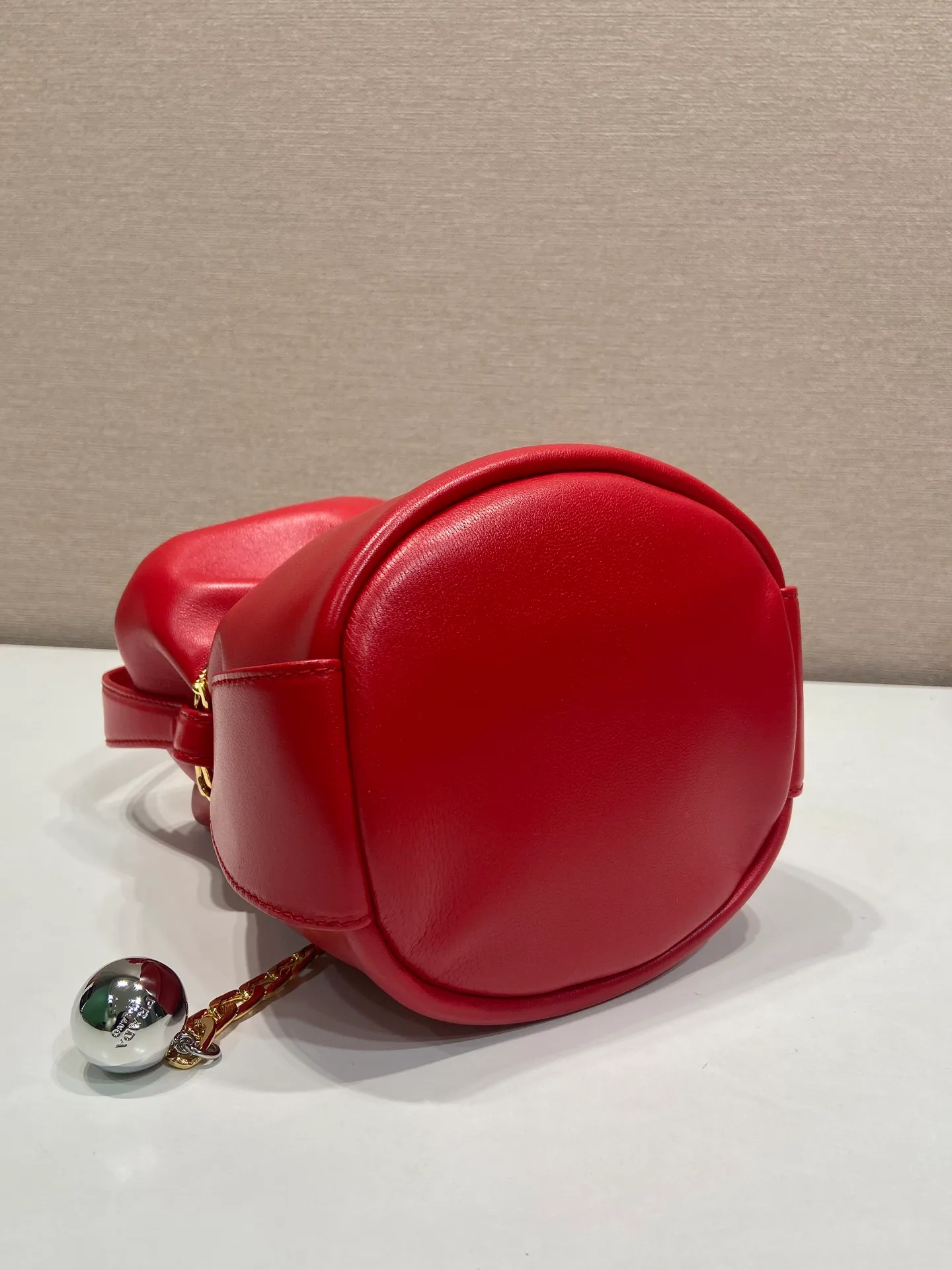 💰1300🎉New catwalk style🎉1BE088 small bucket for fortune🎉🎉 This small bucket for fortune is made of imported sheepskin, uniquely lined with sheepskin design, top-notch hardware, and large capacity. I carry Qin’s most versatile bag when I go out. The upper body effect is very fashionable and good-looking😘It’s so beautiful. It’s a small bucket that is recognized by internet celebrities as a wishing and making fortune👍👍Babies, it’s worth owning, hurry up and get it🎉🎉 Length 14x height 20x bottom 15cm🎉🎉🎉💰💰💰