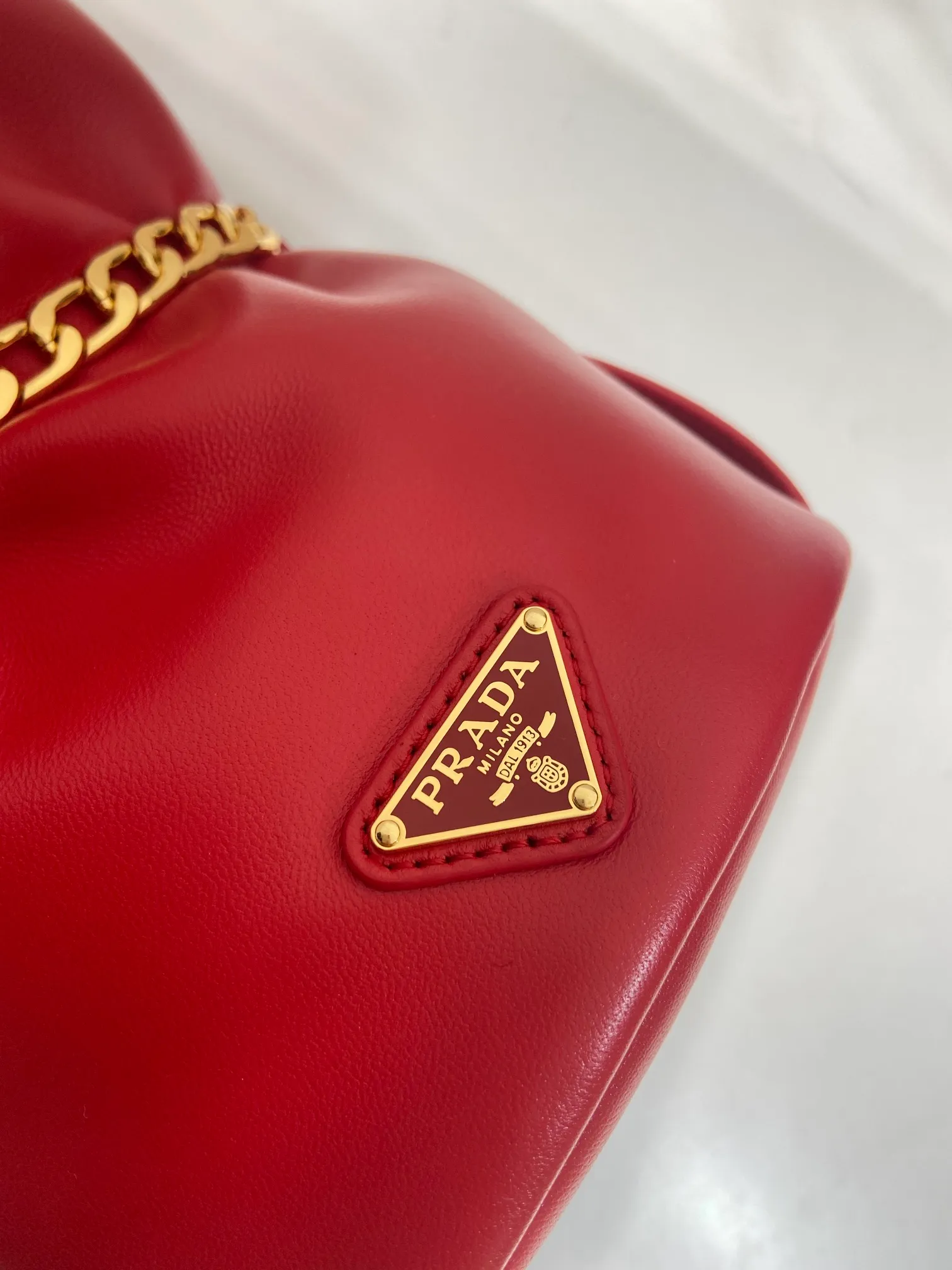 💰1300🎉New catwalk style🎉1BE088 small bucket for fortune🎉🎉 This small bucket for fortune is made of imported sheepskin, uniquely lined with sheepskin design, top-notch hardware, and large capacity. I carry Qin’s most versatile bag when I go out. The upper body effect is very fashionable and good-looking😘It’s so beautiful. It’s a small bucket that is recognized by internet celebrities as a wishing and making fortune👍👍Babies, it’s worth owning, hurry up and get it🎉🎉 Length 14x height 20x bottom 15cm🎉🎉🎉💰💰💰