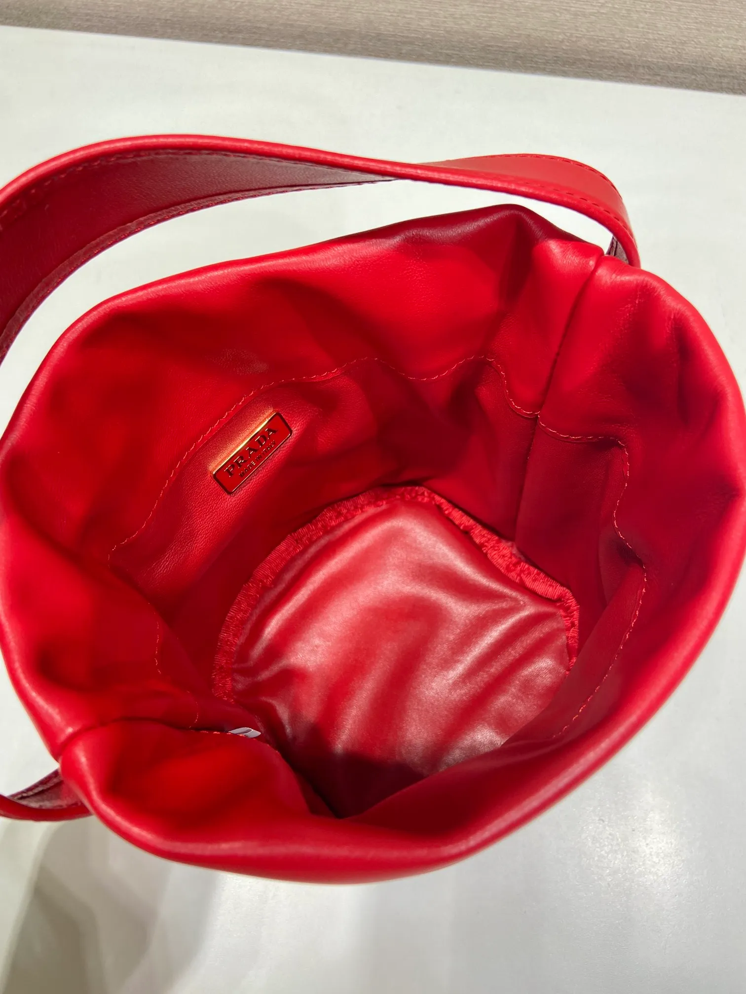 💰1300🎉New catwalk style🎉1BE088 small bucket for fortune🎉🎉 This small bucket for fortune is made of imported sheepskin, uniquely lined with sheepskin design, top-notch hardware, and large capacity. I carry Qin’s most versatile bag when I go out. The upper body effect is very fashionable and good-looking😘It’s so beautiful. It’s a small bucket that is recognized by internet celebrities as a wishing and making fortune👍👍Babies, it’s worth owning, hurry up and get it🎉🎉 Length 14x height 20x bottom 15cm🎉🎉🎉💰💰💰