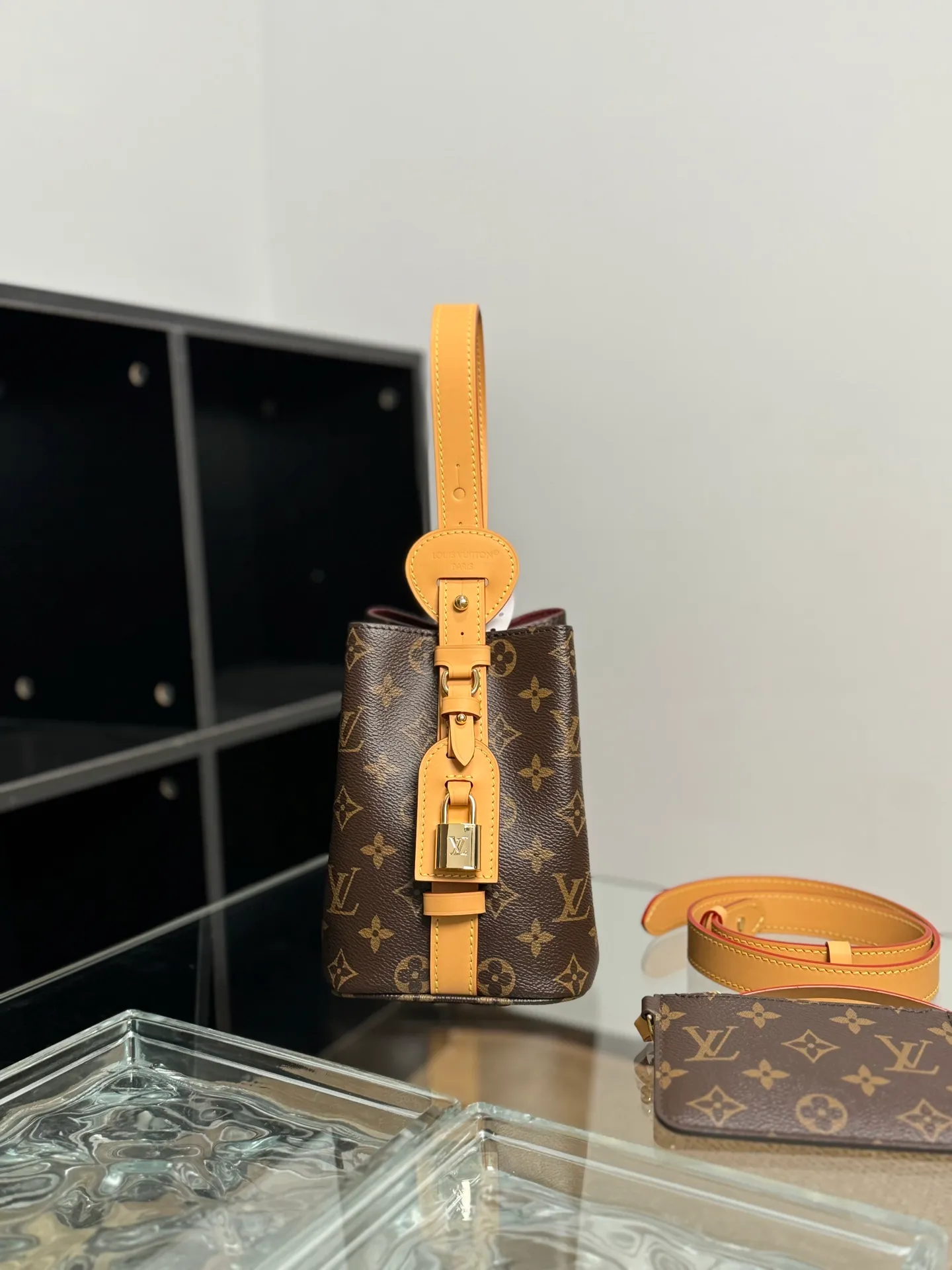 P¥1160👉nfc163C01 dynamic chip👈 [100% MB special grade, all steel hardware, imported fabrics] This All In BB handbag is made of Monogram canvas with shiny metal parts, and the iconic padlock and nameplate highlight the classic style. The adjustable shoulder strap continues the brand's trunk-making heritage, and the leather shoulder strap adds cross-body and shoulder carry options. The foldable design enables the silhouette to be retracted and retracted freely, providing ample space for daily use. Monogram coated canvas - Calfskin leather trim - Textile lining - Metal hardware - Magnetic and hook closure - Removable zippered interior pocket for a brand name - Padlock - Holds a smartphone, keys, Victorine wallet and headphones - Shoulder strap: non-detachable, adjustable! ! Model: M12925; Size: 16x18x12CM