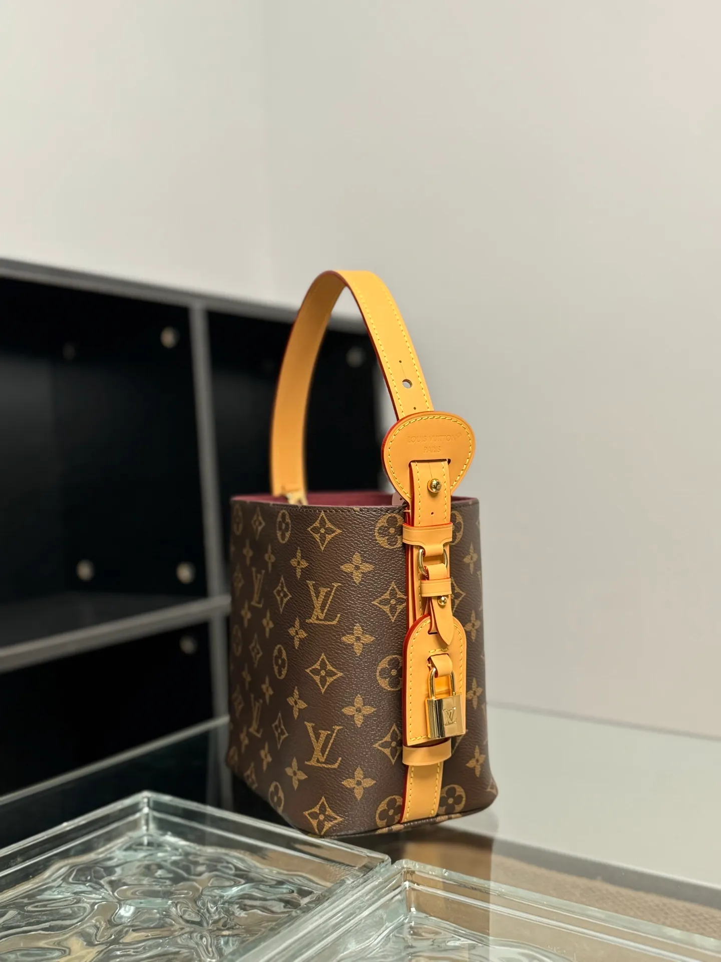 P¥1160👉nfc163C01 dynamic chip👈 [100% MB special grade, all steel hardware, imported fabrics] This All In BB handbag is made of Monogram canvas with shiny metal parts, and the iconic padlock and nameplate highlight the classic style. The adjustable shoulder strap continues the brand's trunk-making heritage, and the leather shoulder strap adds cross-body and shoulder carry options. The foldable design enables the silhouette to be retracted and retracted freely, providing ample space for daily use. Monogram coated canvas - Calfskin leather trim - Textile lining - Metal hardware - Magnetic and hook closure - Removable zippered interior pocket for a brand name - Padlock - Holds a smartphone, keys, Victorine wallet and headphones - Shoulder strap: non-detachable, adjustable! ! Model: M12925; Size: 16x18x12CM