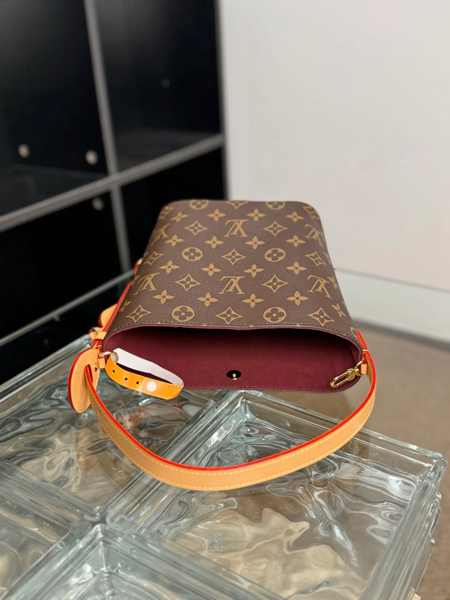 P¥1160👉nfc163C01 dynamic chip👈 [100% MB special grade, all steel hardware, imported fabrics] This All In BB handbag is made of Monogram canvas with shiny metal parts, and the iconic padlock and nameplate highlight the classic style. The adjustable shoulder strap continues the brand's trunk-making heritage, and the leather shoulder strap adds cross-body and shoulder carry options. The foldable design enables the silhouette to be retracted and retracted freely, providing ample space for daily use. Monogram coated canvas - Calfskin leather trim - Textile lining - Metal hardware - Magnetic and hook closure - Removable zippered interior pocket for a brand name - Padlock - Holds a smartphone, keys, Victorine wallet and headphones - Shoulder strap: non-detachable, adjustable! ! Model: M12925; Size: 16x18x12CM