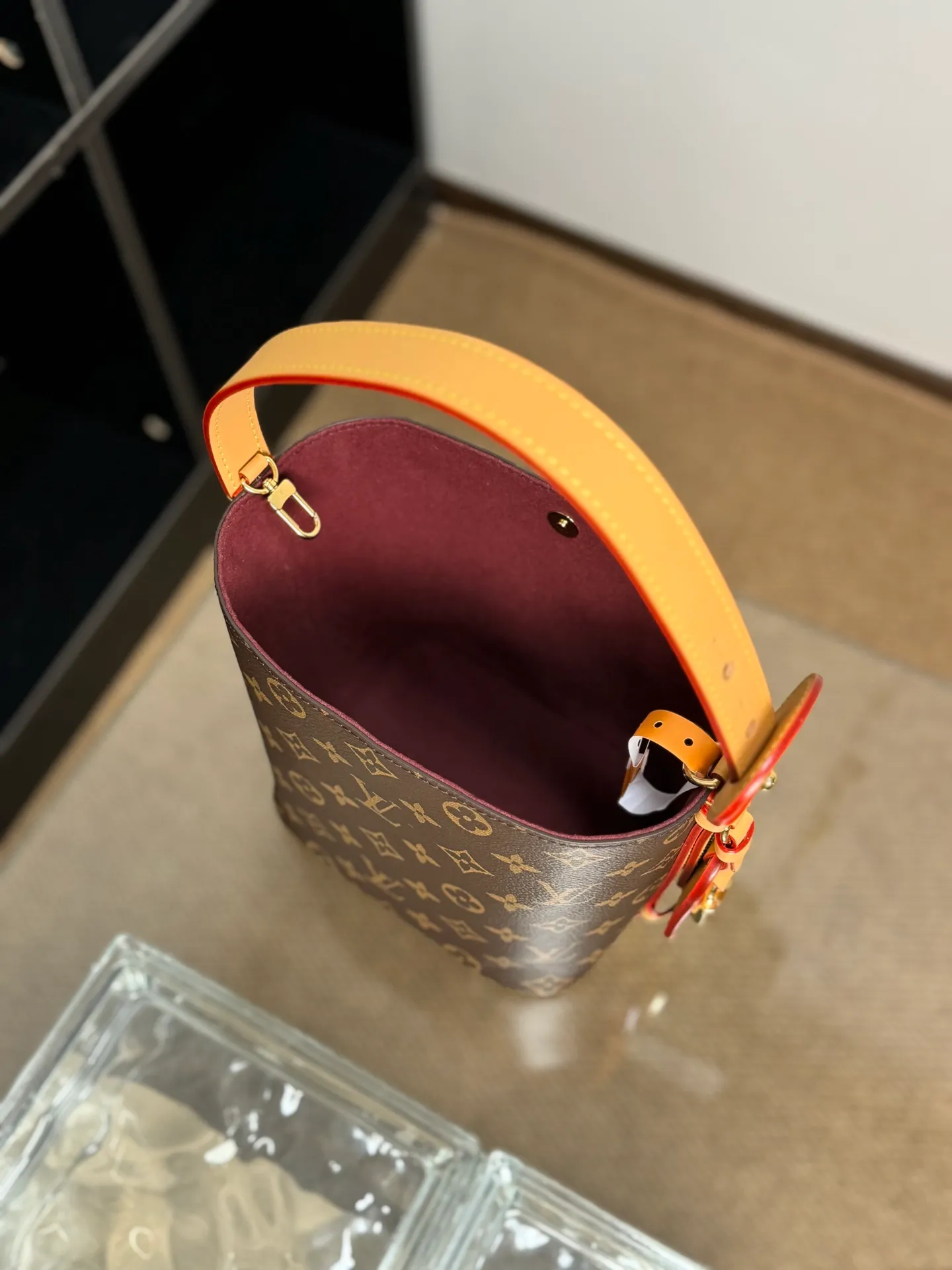P¥1160👉nfc163C01 dynamic chip👈 [100% MB special grade, all steel hardware, imported fabrics] This All In BB handbag is made of Monogram canvas with shiny metal parts, and the iconic padlock and nameplate highlight the classic style. The adjustable shoulder strap continues the brand's trunk-making heritage, and the leather shoulder strap adds cross-body and shoulder carry options. The foldable design enables the silhouette to be retracted and retracted freely, providing ample space for daily use. Monogram coated canvas - Calfskin leather trim - Textile lining - Metal hardware - Magnetic and hook closure - Removable zippered interior pocket for a brand name - Padlock - Holds a smartphone, keys, Victorine wallet and headphones - Shoulder strap: non-detachable, adjustable! ! Model: M12925; Size: 16x18x12CM