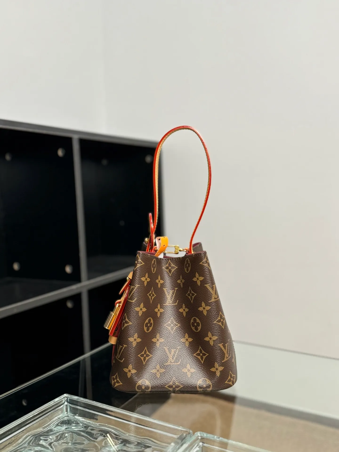P¥1160👉nfc163C01 dynamic chip👈 [100% MB special grade, all steel hardware, imported fabrics] This All In BB handbag is made of Monogram canvas with shiny metal parts, and the iconic padlock and nameplate highlight the classic style. The adjustable shoulder strap continues the brand's trunk-making heritage, and the leather shoulder strap adds cross-body and shoulder carry options. The foldable design enables the silhouette to be retracted and retracted freely, providing ample space for daily use. Monogram coated canvas - Calfskin leather trim - Textile lining - Metal hardware - Magnetic and hook closure - Removable zippered interior pocket for a brand name - Padlock - Holds a smartphone, keys, Victorine wallet and headphones - Shoulder strap: non-detachable, adjustable! ! Model: M12925; Size: 16x18x12CM
