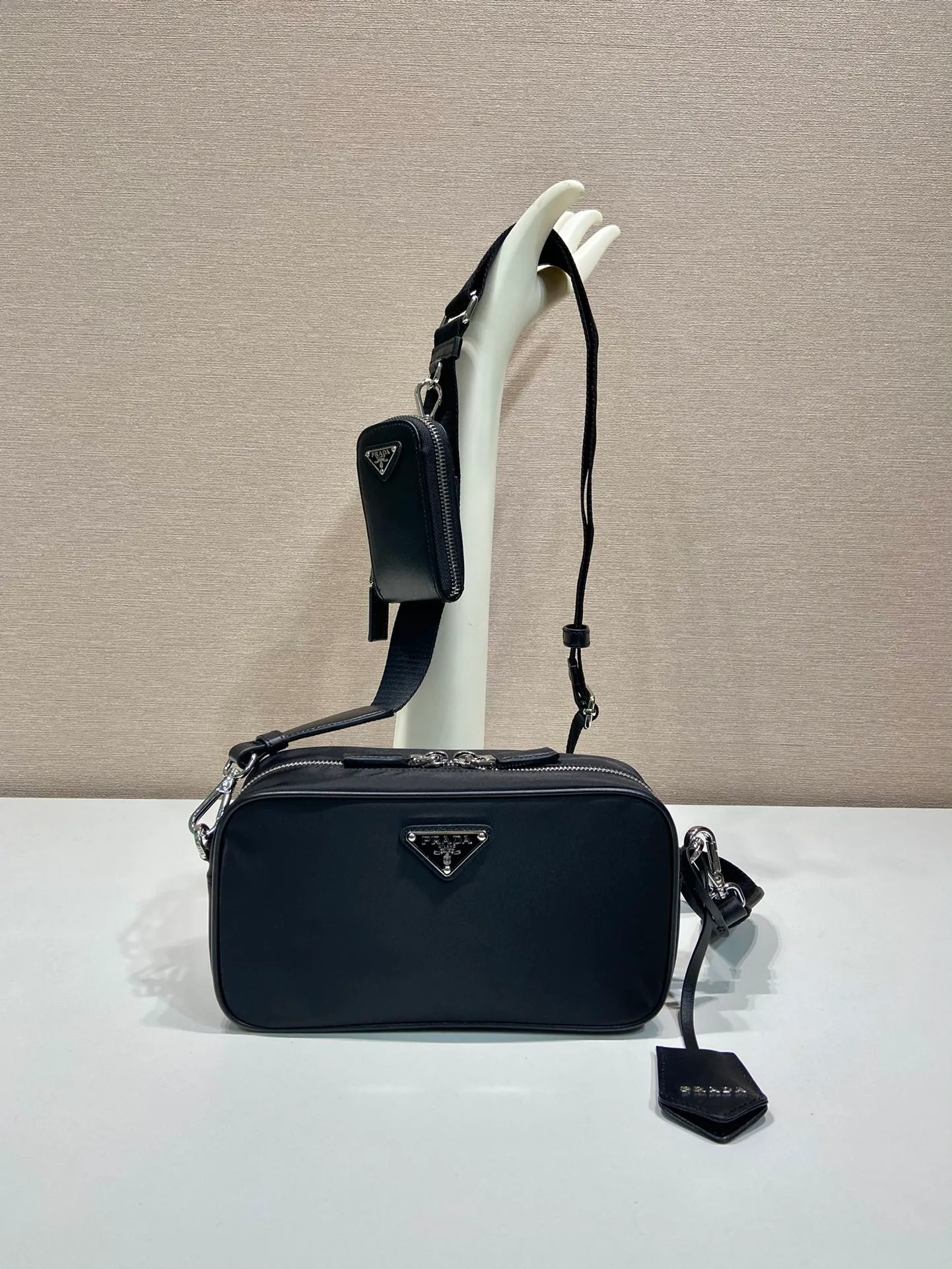 💰1120🎉New small messenger bag🎉1BH197A🎉🎉 This modern handbag outlines simple lines and is equipped with a detachable and adjustable long woven shoulder strap😘The shoulder strap is equipped with a detachable small bag and leather tag, 😘It is designed with imported nylon fabric and calfskin, showing classic original temperament and modern fashion🎉🎉 Length 22x Height 12x Bottom 7.5cm