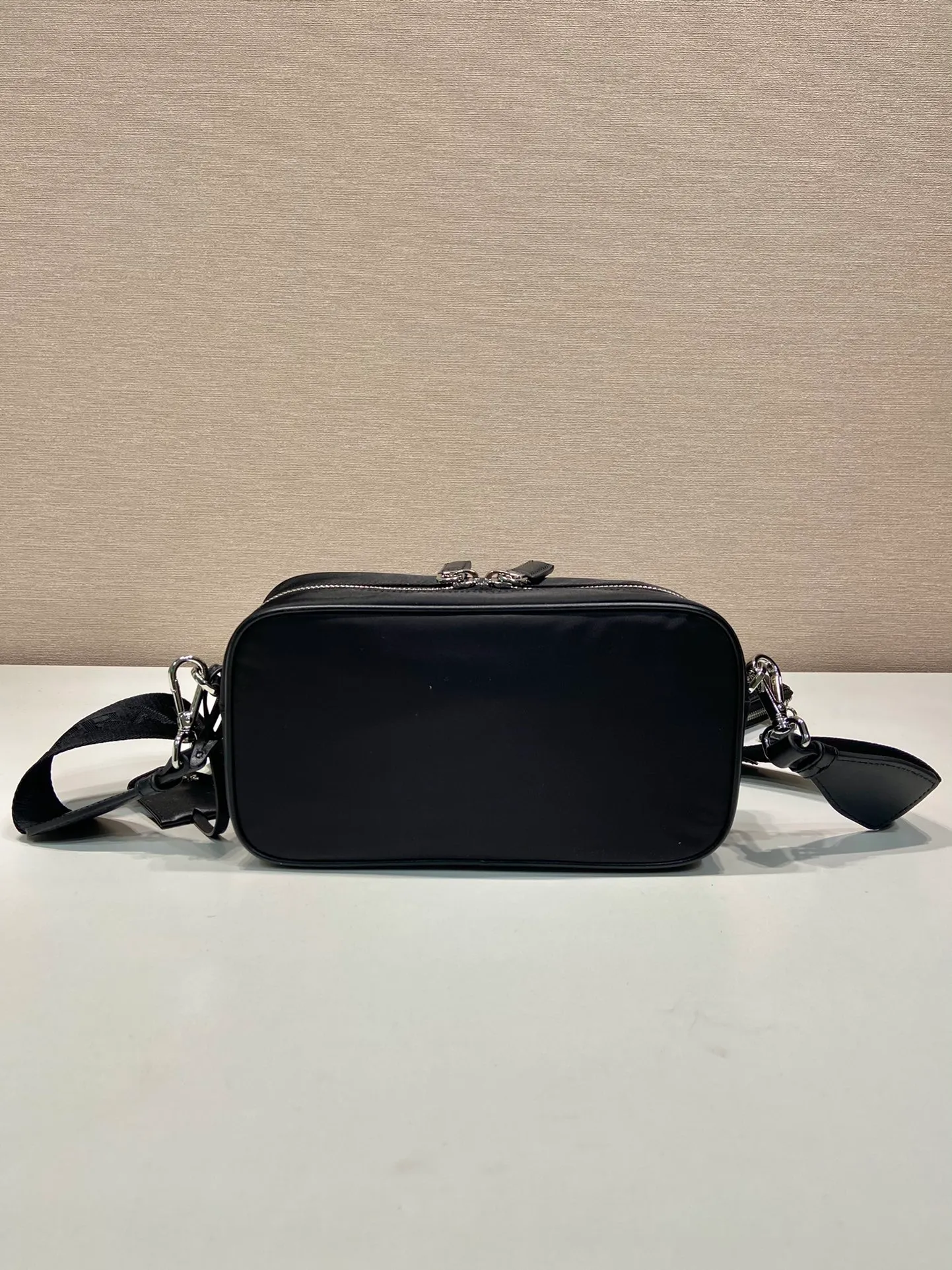 💰1120🎉New small messenger bag🎉1BH197A🎉🎉 This modern handbag outlines simple lines and is equipped with a detachable and adjustable long woven shoulder strap😘The shoulder strap is equipped with a detachable small bag and leather tag, 😘It is designed with imported nylon fabric and calfskin, showing classic original temperament and modern fashion🎉🎉 Length 22x Height 12x Bottom 7.5cm
