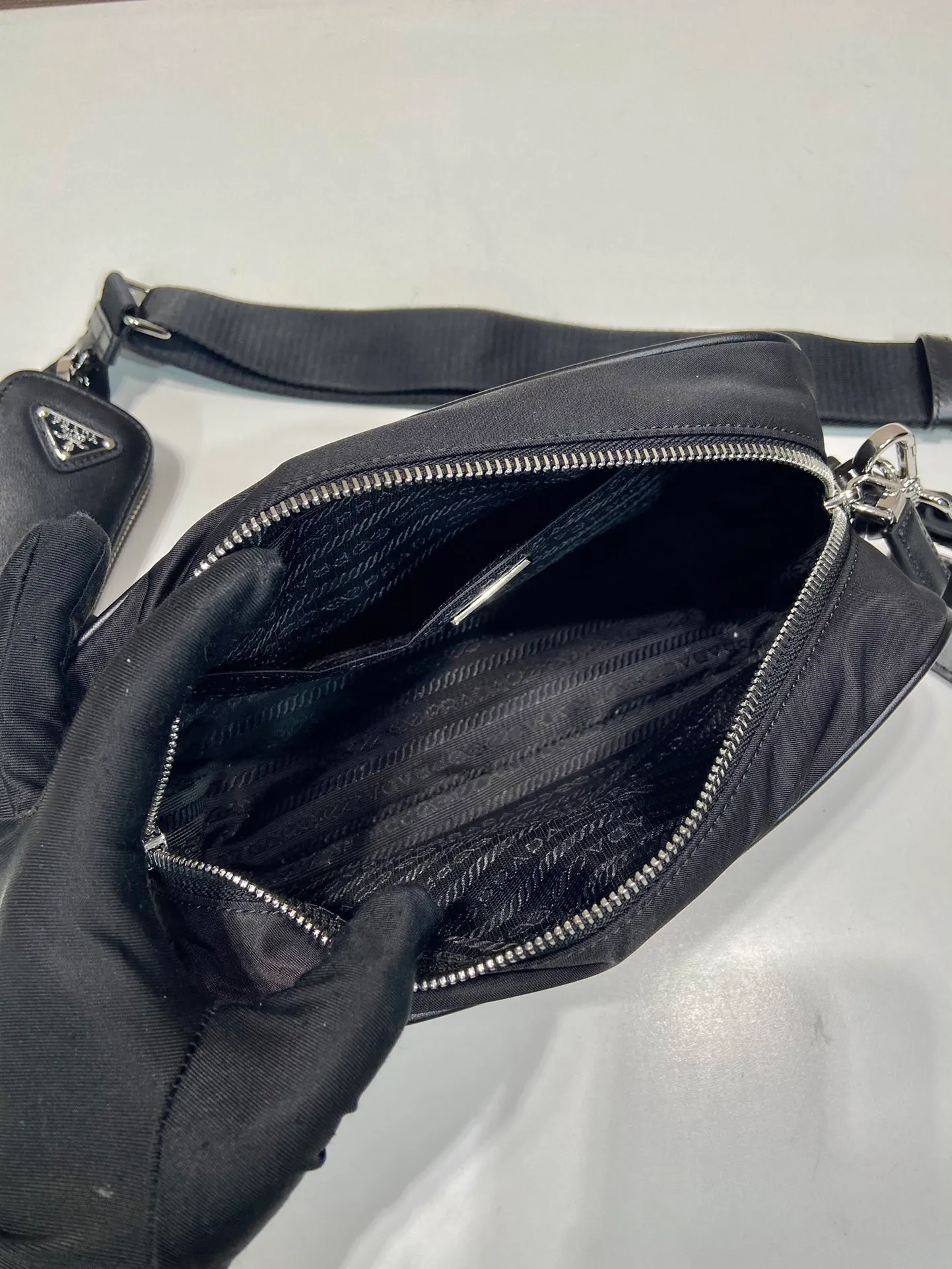 💰1120🎉New small messenger bag🎉1BH197A🎉🎉 This modern handbag outlines simple lines and is equipped with a detachable and adjustable long woven shoulder strap😘The shoulder strap is equipped with a detachable small bag and leather tag, 😘It is designed with imported nylon fabric and calfskin, showing classic original temperament and modern fashion🎉🎉 Length 22x Height 12x Bottom 7.5cm