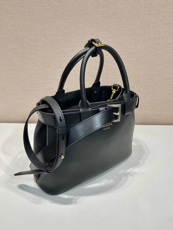 💰2000🎉New women's bag🎉1BA434 small🎉🎉 This handheld women's bag is made of imported calfskin, with imported sheepskin lining. Simple lines and exquisite elements interweave, interpreting the design aesthetics of both elegance and functionality. It not only embodies the modern and simple style, but also comes with replaceable straps and detachable and adjustable long shoulder straps, adding a unique personality embellishment to the entire look. Modern and versatile. Babies who like it, hurry up and get it🎉🎉 Length 32x Height 23x Bottom 11cm🎉🎉🎉👏👏👏