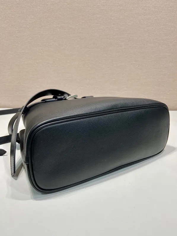 💰2000🎉New women's bag🎉1BA434 small🎉🎉 This handheld women's bag is made of imported calfskin, with imported sheepskin lining. Simple lines and exquisite elements interweave, interpreting the design aesthetics of both elegance and functionality. It not only embodies the modern and simple style, but also comes with replaceable straps and detachable and adjustable long shoulder straps, adding a unique personality embellishment to the entire look. Modern and versatile. Babies who like it, hurry up and get it🎉🎉 Length 32x Height 23x Bottom 11cm🎉🎉🎉👏👏👏