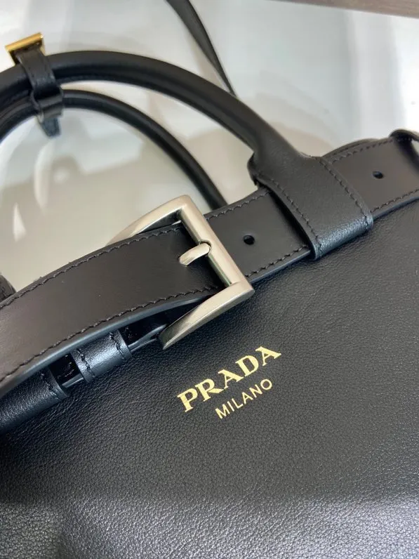 💰2000🎉New women's bag🎉1BA434 small🎉🎉 This handheld women's bag is made of imported calfskin, with imported sheepskin lining. Simple lines and exquisite elements interweave, interpreting the design aesthetics of both elegance and functionality. It not only embodies the modern and simple style, but also comes with replaceable straps and detachable and adjustable long shoulder straps, adding a unique personality embellishment to the entire look. Modern and versatile. Babies who like it, hurry up and get it🎉🎉 Length 32x Height 23x Bottom 11cm🎉🎉🎉👏👏👏