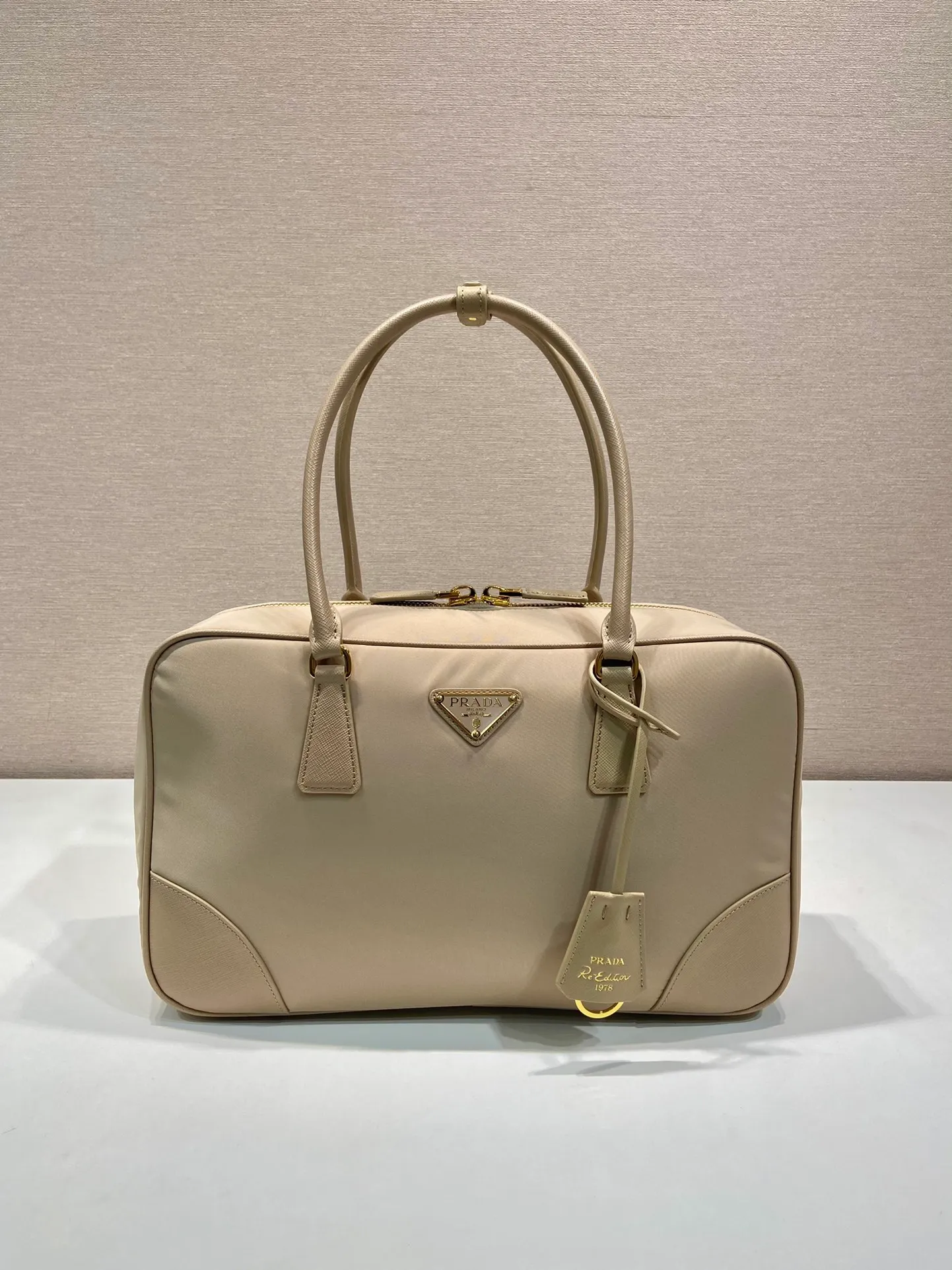 💰1520🎉New second-hand bag🎉1BB114 large🎉🎉 This double handle handbag is made of regenerated nylon, incorporating unique style elements and exquisite Saffiano leather details, completely subverting people's traditional perception of luxury goods. Practical design embellishments and exquisite details add a unique charm. Large capacity, practical and elegant👏Another popular style that will never go out of style🎉🎉 Length 35x Height 21.5x Bottom 10cm👏👏👏🎉🎉🎉