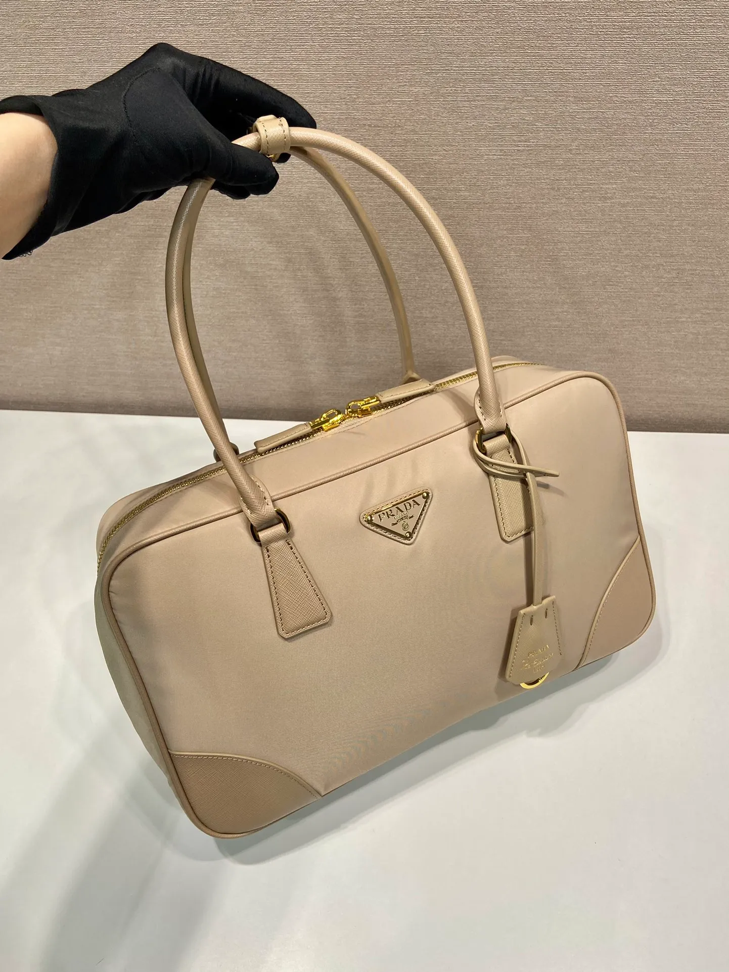 💰1520🎉New second-hand bag🎉1BB114 large🎉🎉 This double handle handbag is made of regenerated nylon, incorporating unique style elements and exquisite Saffiano leather details, completely subverting people's traditional perception of luxury goods. Practical design embellishments and exquisite details add a unique charm. Large capacity, practical and elegant👏Another popular style that will never go out of style🎉🎉 Length 35x Height 21.5x Bottom 10cm👏👏👏🎉🎉🎉