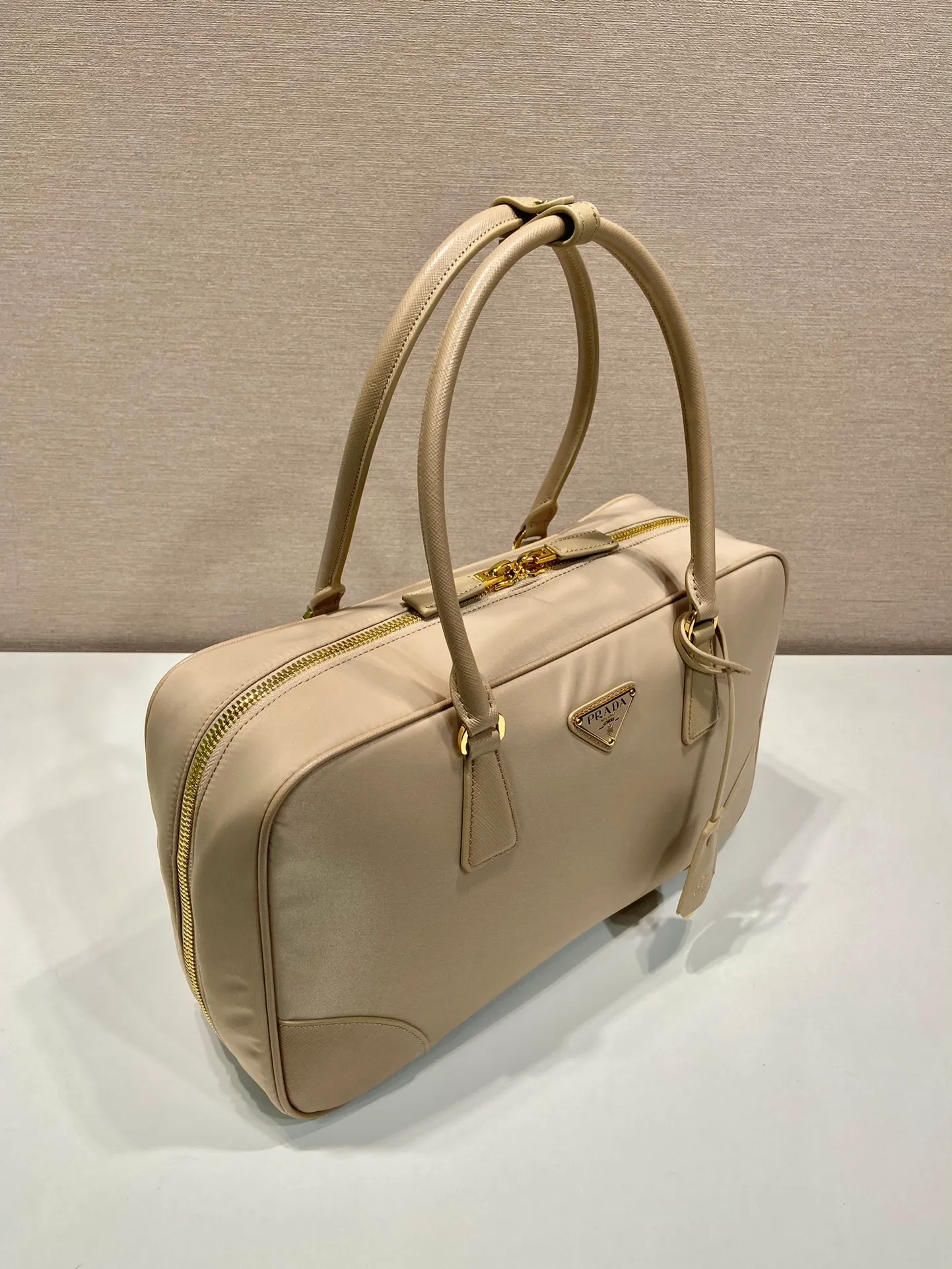 💰1520🎉New second-hand bag🎉1BB114 large🎉🎉 This double handle handbag is made of regenerated nylon, incorporating unique style elements and exquisite Saffiano leather details, completely subverting people's traditional perception of luxury goods. Practical design embellishments and exquisite details add a unique charm. Large capacity, practical and elegant👏Another popular style that will never go out of style🎉🎉 Length 35x Height 21.5x Bottom 10cm👏👏👏🎉🎉🎉