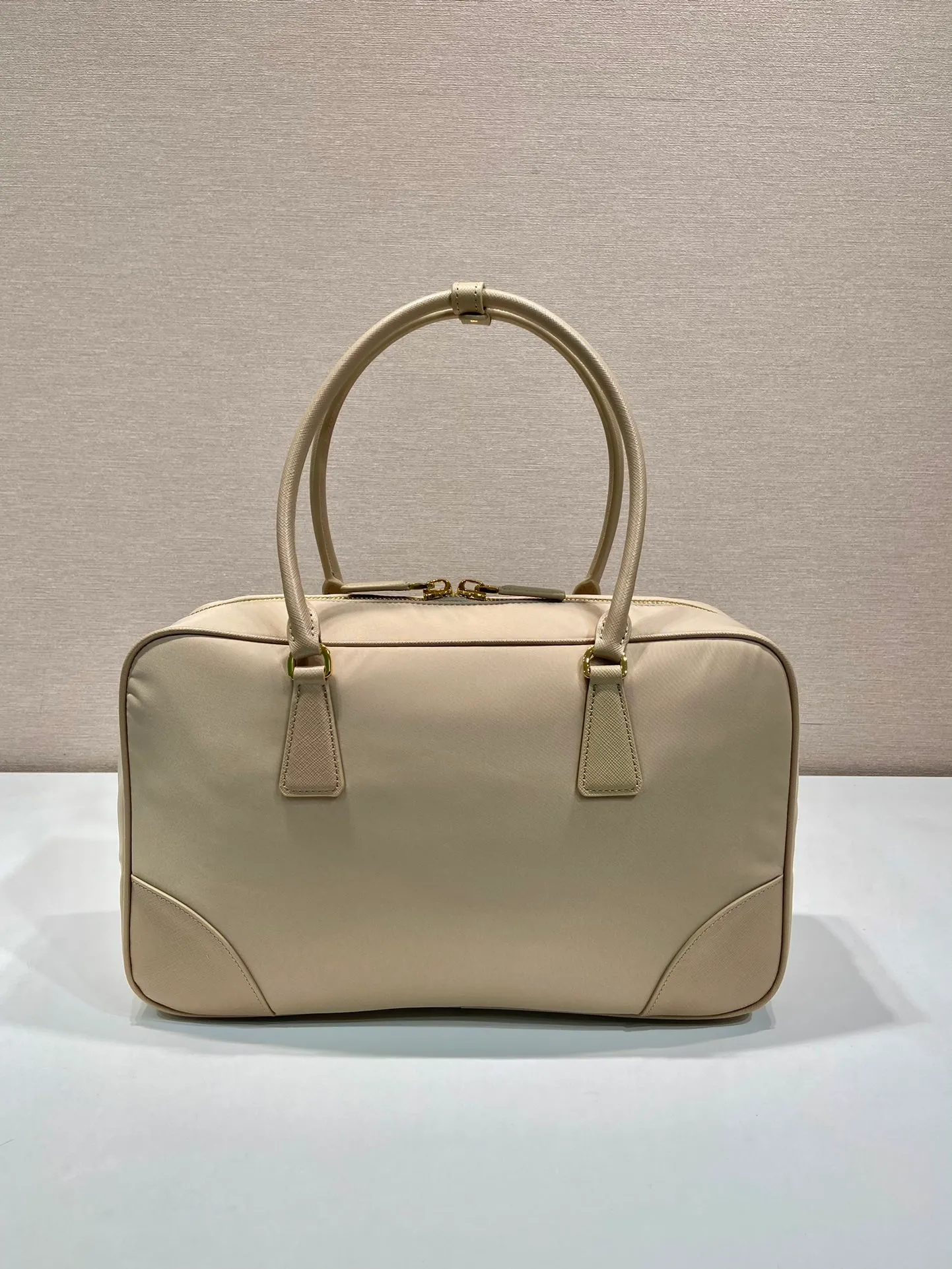 💰1520🎉New second-hand bag🎉1BB114 large🎉🎉 This double handle handbag is made of regenerated nylon, incorporating unique style elements and exquisite Saffiano leather details, completely subverting people's traditional perception of luxury goods. Practical design embellishments and exquisite details add a unique charm. Large capacity, practical and elegant👏Another popular style that will never go out of style🎉🎉 Length 35x Height 21.5x Bottom 10cm👏👏👏🎉🎉🎉
