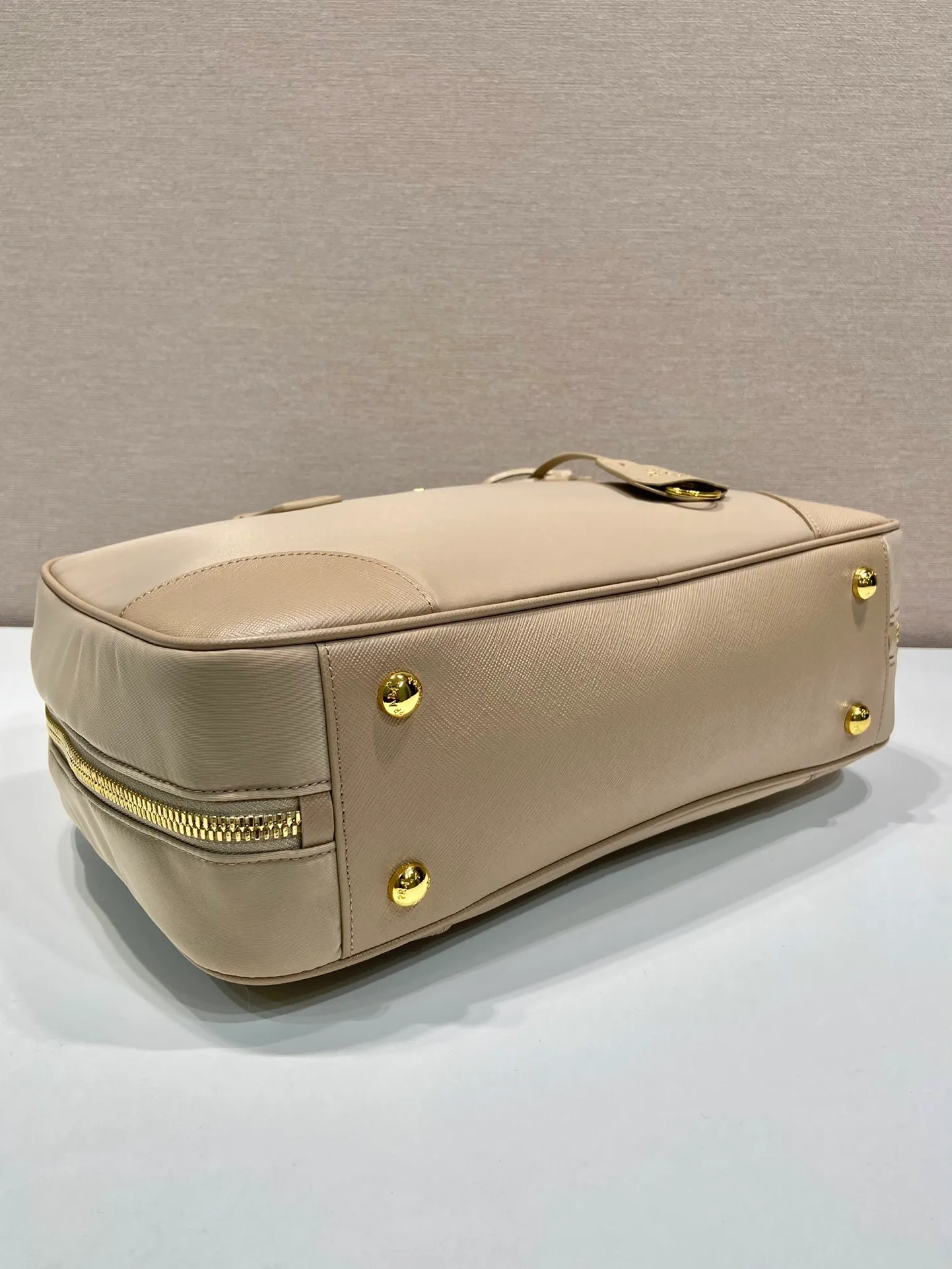 💰1520🎉New second-hand bag🎉1BB114 large🎉🎉 This double handle handbag is made of regenerated nylon, incorporating unique style elements and exquisite Saffiano leather details, completely subverting people's traditional perception of luxury goods. Practical design embellishments and exquisite details add a unique charm. Large capacity, practical and elegant👏Another popular style that will never go out of style🎉🎉 Length 35x Height 21.5x Bottom 10cm👏👏👏🎉🎉🎉