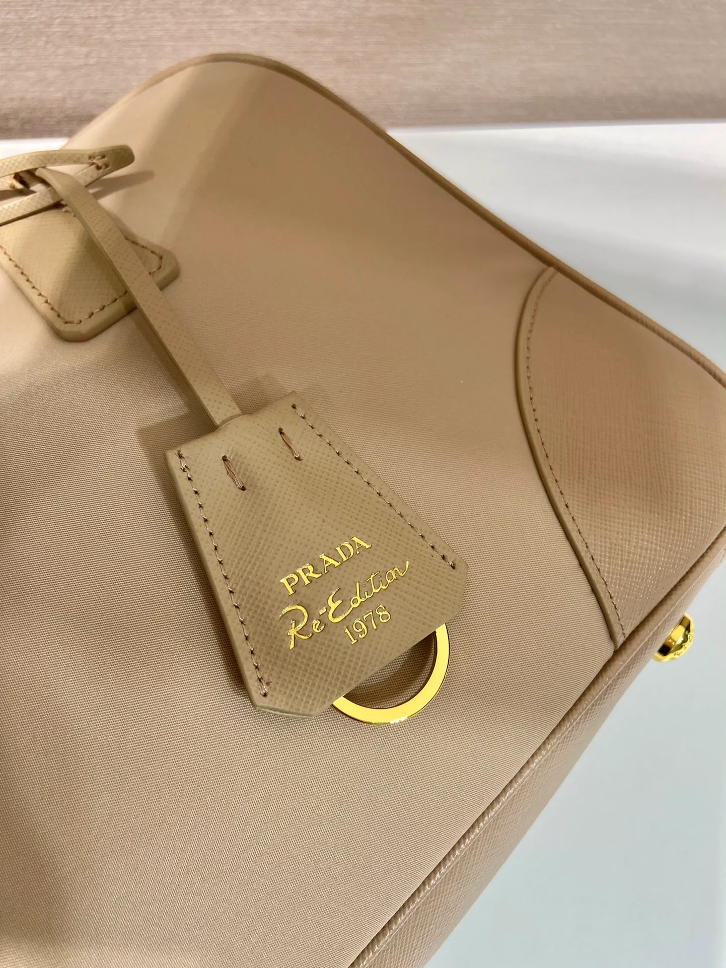 💰1520🎉New second-hand bag🎉1BB114 large🎉🎉 This double handle handbag is made of regenerated nylon, incorporating unique style elements and exquisite Saffiano leather details, completely subverting people's traditional perception of luxury goods. Practical design embellishments and exquisite details add a unique charm. Large capacity, practical and elegant👏Another popular style that will never go out of style🎉🎉 Length 35x Height 21.5x Bottom 10cm👏👏👏🎉🎉🎉