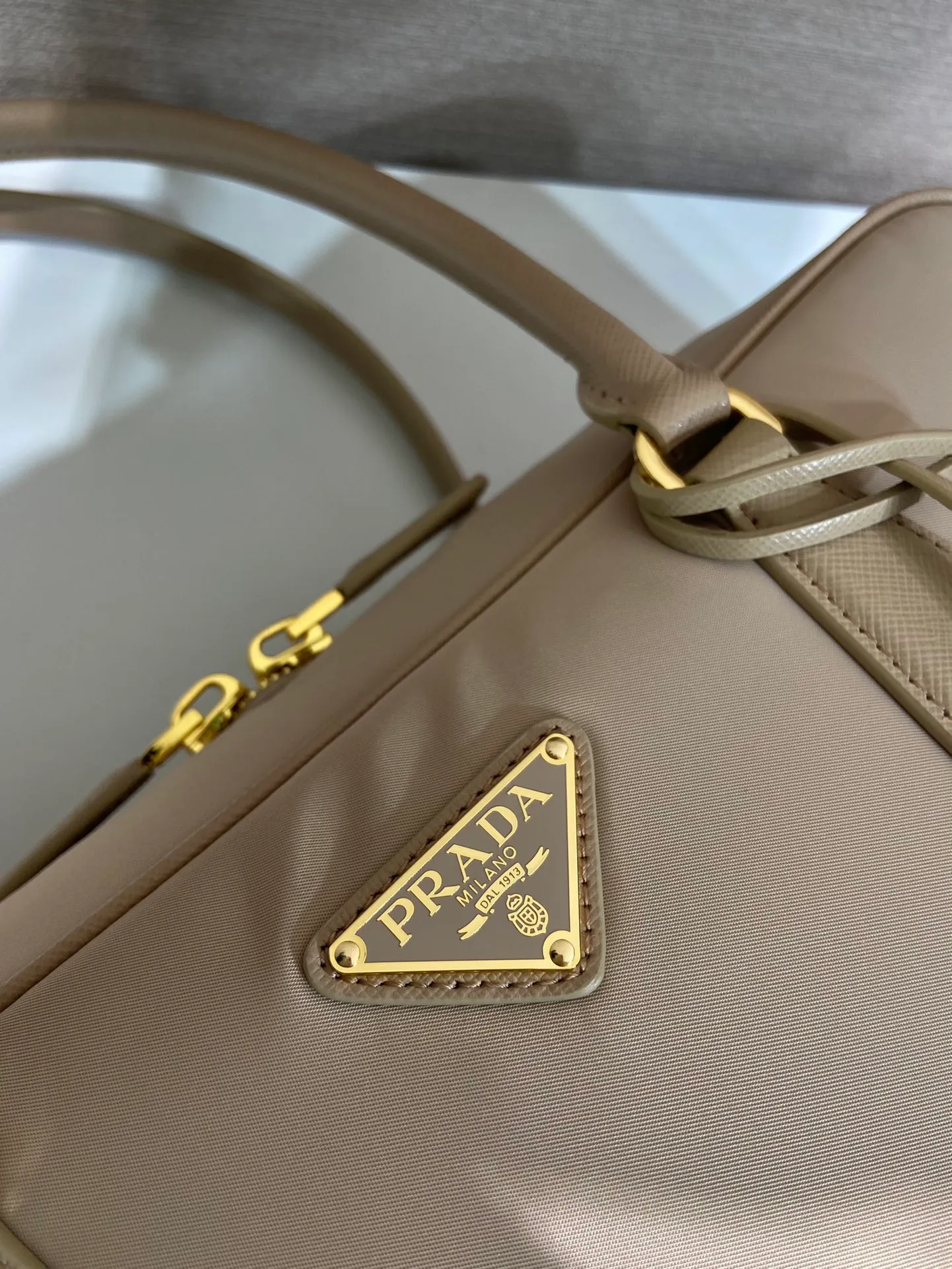 💰1520🎉New second-hand bag🎉1BB114 large🎉🎉 This double handle handbag is made of regenerated nylon, incorporating unique style elements and exquisite Saffiano leather details, completely subverting people's traditional perception of luxury goods. Practical design embellishments and exquisite details add a unique charm. Large capacity, practical and elegant👏Another popular style that will never go out of style🎉🎉 Length 35x Height 21.5x Bottom 10cm👏👏👏🎉🎉🎉