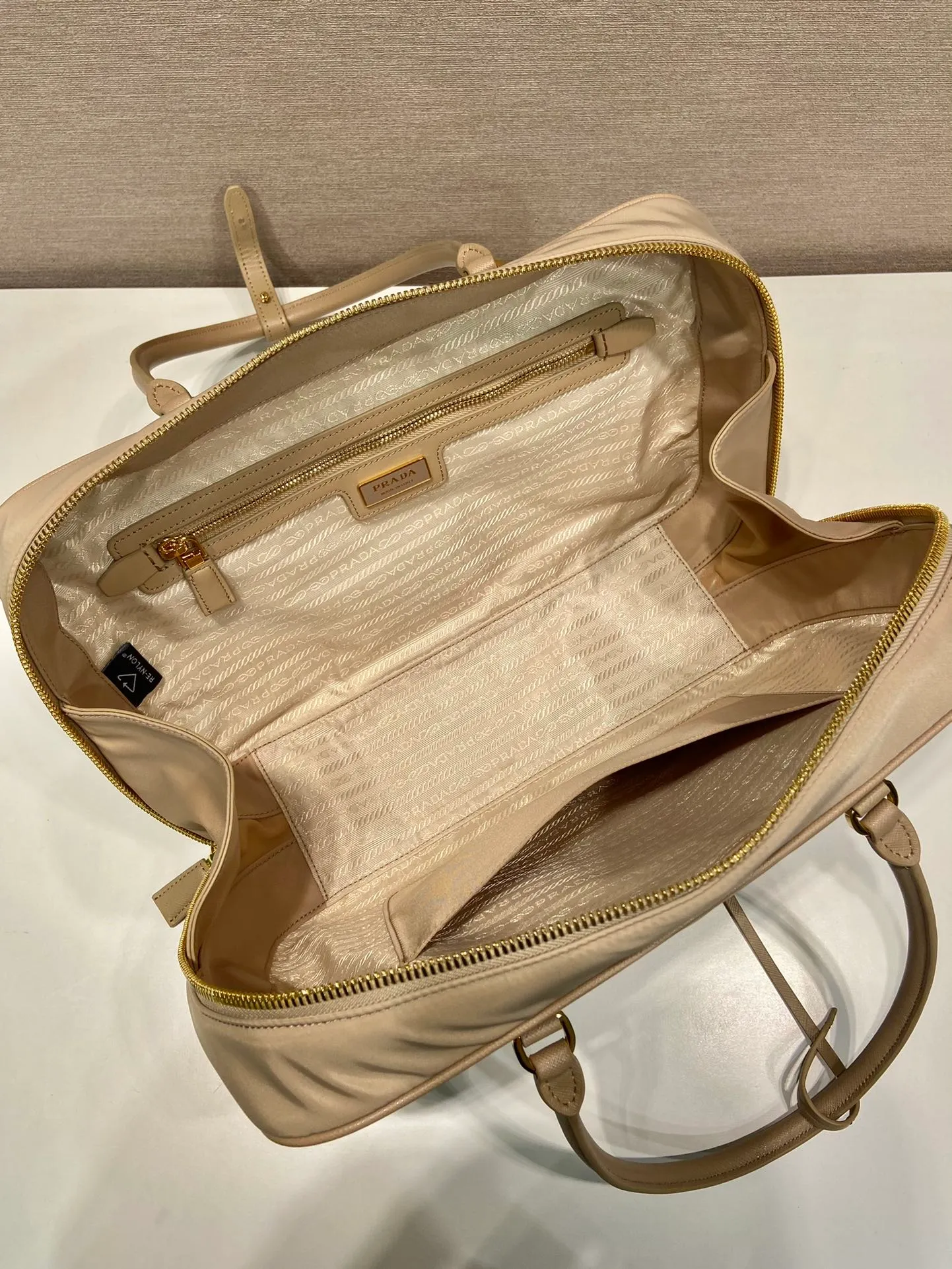 💰1520🎉New second-hand bag🎉1BB114 large🎉🎉 This double handle handbag is made of regenerated nylon, incorporating unique style elements and exquisite Saffiano leather details, completely subverting people's traditional perception of luxury goods. Practical design embellishments and exquisite details add a unique charm. Large capacity, practical and elegant👏Another popular style that will never go out of style🎉🎉 Length 35x Height 21.5x Bottom 10cm👏👏👏🎉🎉🎉
