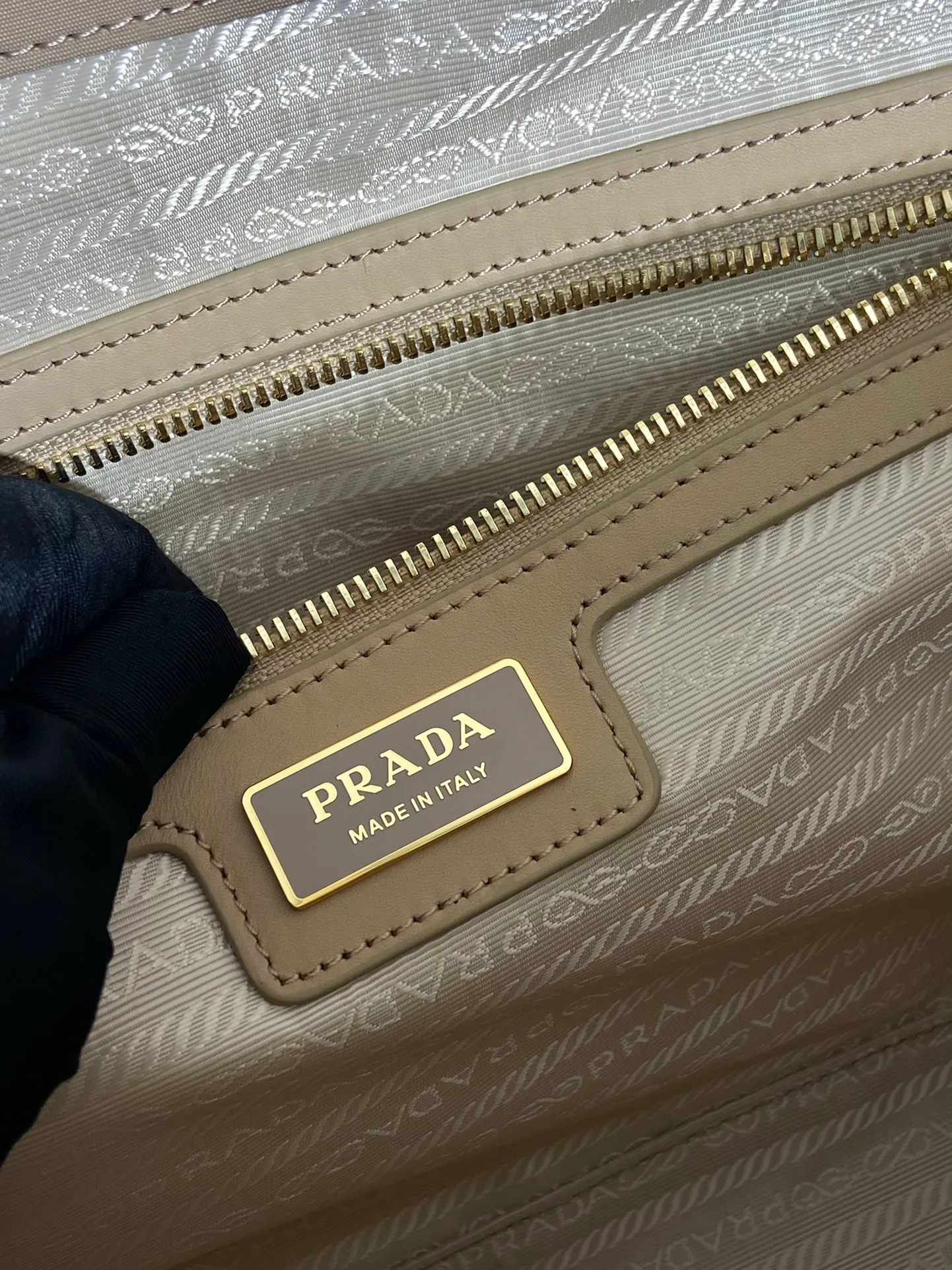 💰1520🎉New second-hand bag🎉1BB114 large🎉🎉 This double handle handbag is made of regenerated nylon, incorporating unique style elements and exquisite Saffiano leather details, completely subverting people's traditional perception of luxury goods. Practical design embellishments and exquisite details add a unique charm. Large capacity, practical and elegant👏Another popular style that will never go out of style🎉🎉 Length 35x Height 21.5x Bottom 10cm👏👏👏🎉🎉🎉