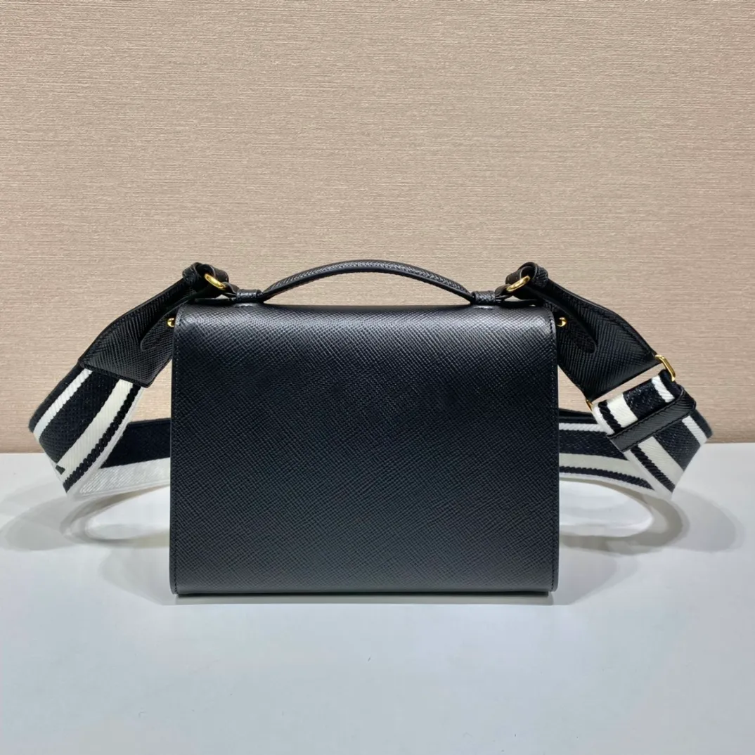 💰1660🎉New cross-body bag🎉1BD317🎉🎉 This Saffiano leather Monochrome handbag is beautifully designed with the iconic logo in the same color effect. Simple and elegant lines define the style of the bag. What I love most is this fabric embroidered shoulder strap😘It can be detachable and matched with other bags. It can be carried hand-held or crossbody👏👏I love it so much😘The contrasting color logo embroidery makes the brand style clearly visible. Simple and elegant, hurry up and get it🎉🎉 Length 21x Height 14x Bottom 6.5cm🎉🎉🎉💰💰💰