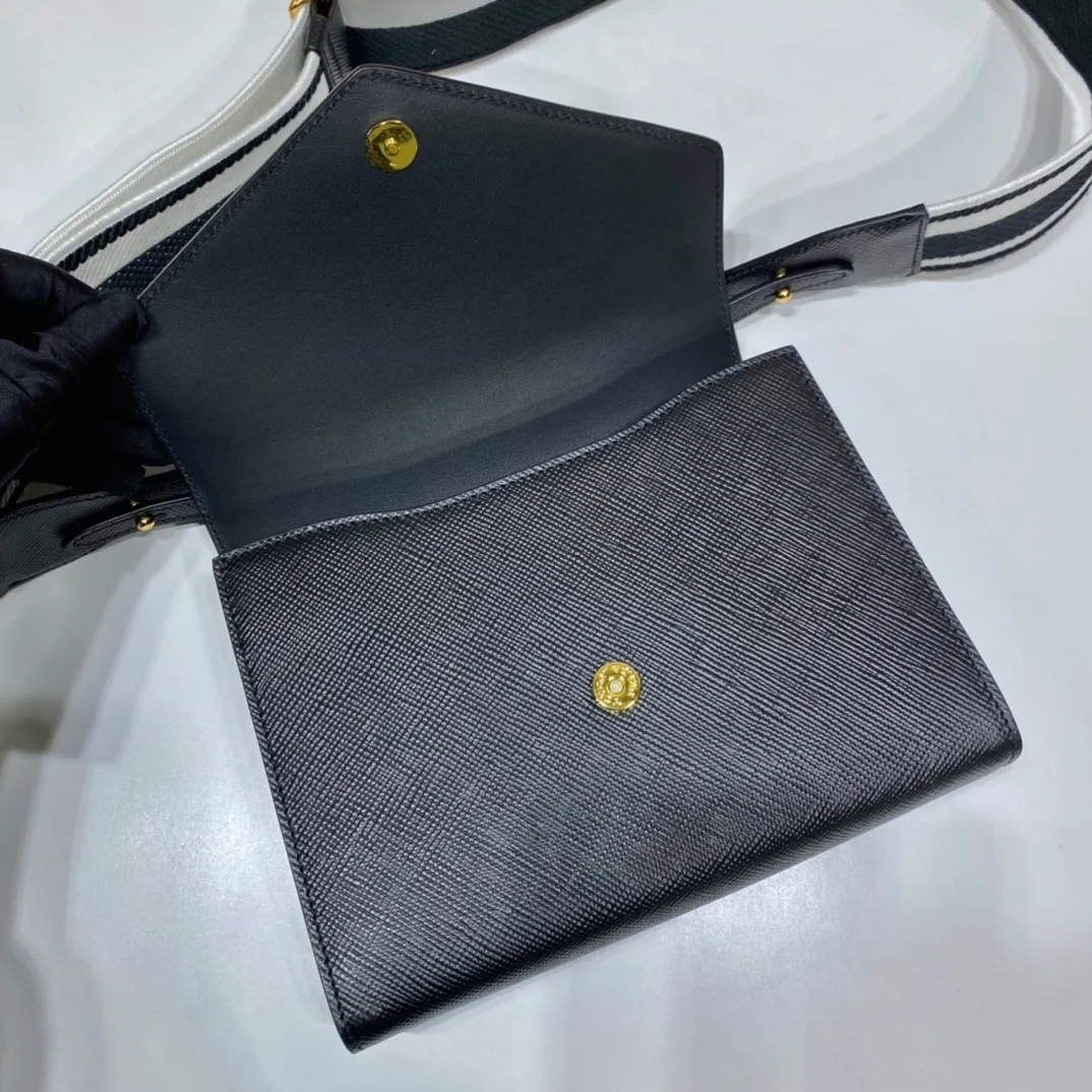 💰1660🎉New cross-body bag🎉1BD317🎉🎉 This Saffiano leather Monochrome handbag is beautifully designed with the iconic logo in the same color effect. Simple and elegant lines define the style of the bag. What I love most is this fabric embroidered shoulder strap😘It can be detachable and matched with other bags. It can be carried hand-held or crossbody👏👏I love it so much😘The contrasting color logo embroidery makes the brand style clearly visible. Simple and elegant, hurry up and get it🎉🎉 Length 21x Height 14x Bottom 6.5cm🎉🎉🎉💰💰💰