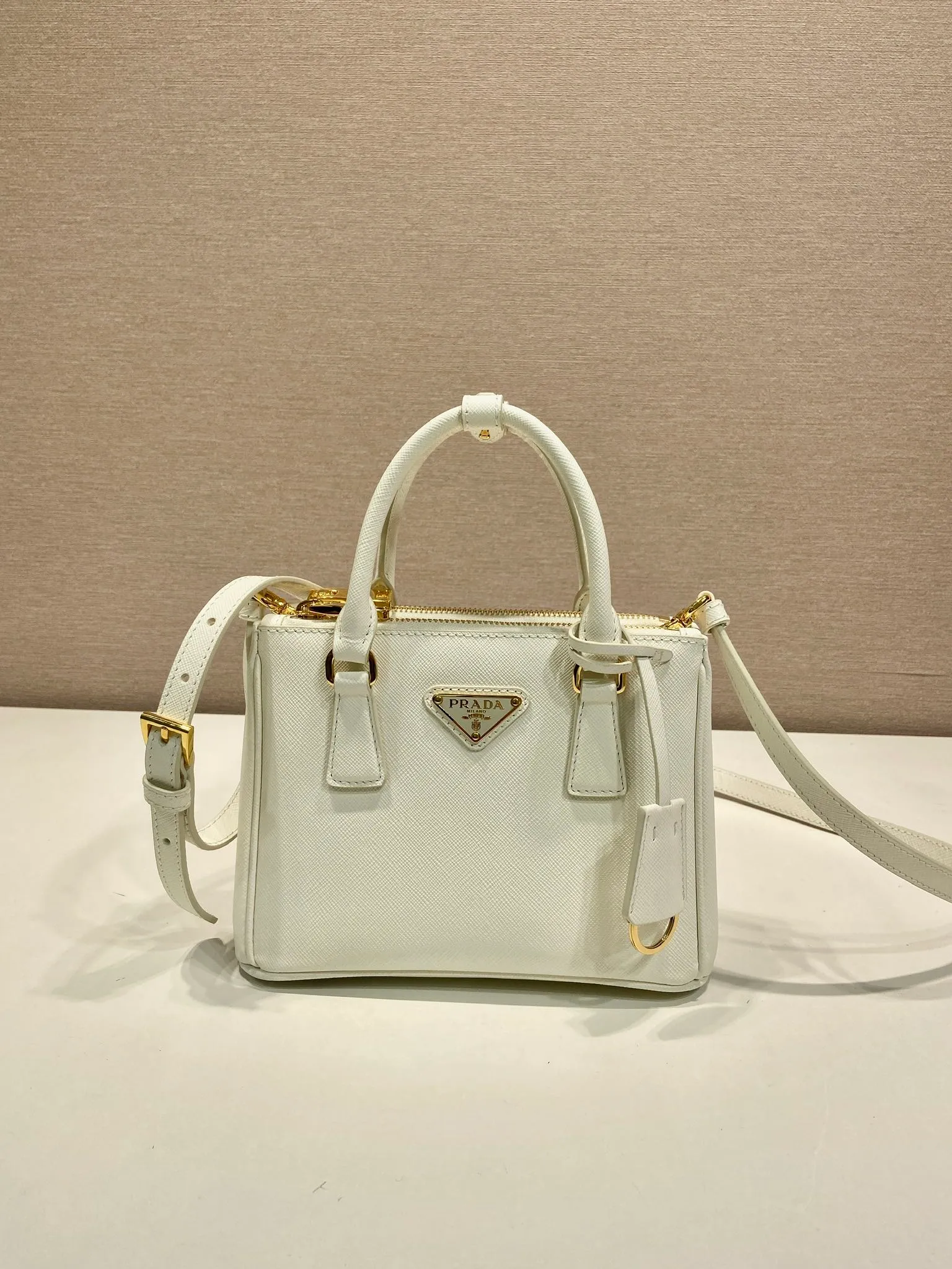 💰1700🎉mini killer🎉1BA906 triangle logo🎉🎉 This Galleria handbag is made of iconic Saffiano leather, equipped with a detachable shoulder strap and top-grade brushed hardware👍👍. It is a chic interpretation of classic and timeless elegance. For beauties in the current era of fashionable small bags. It’s worth owning, it can be used easily for girls’ daily travel📱💄🚗🔑, it has a large capacity, is beautiful and practical🙊🙊It is a bag that will never go out of style anytime you use it😘😘Hurry up and get it👏👏 Length 20x Height 15x Bottom 9.5cm