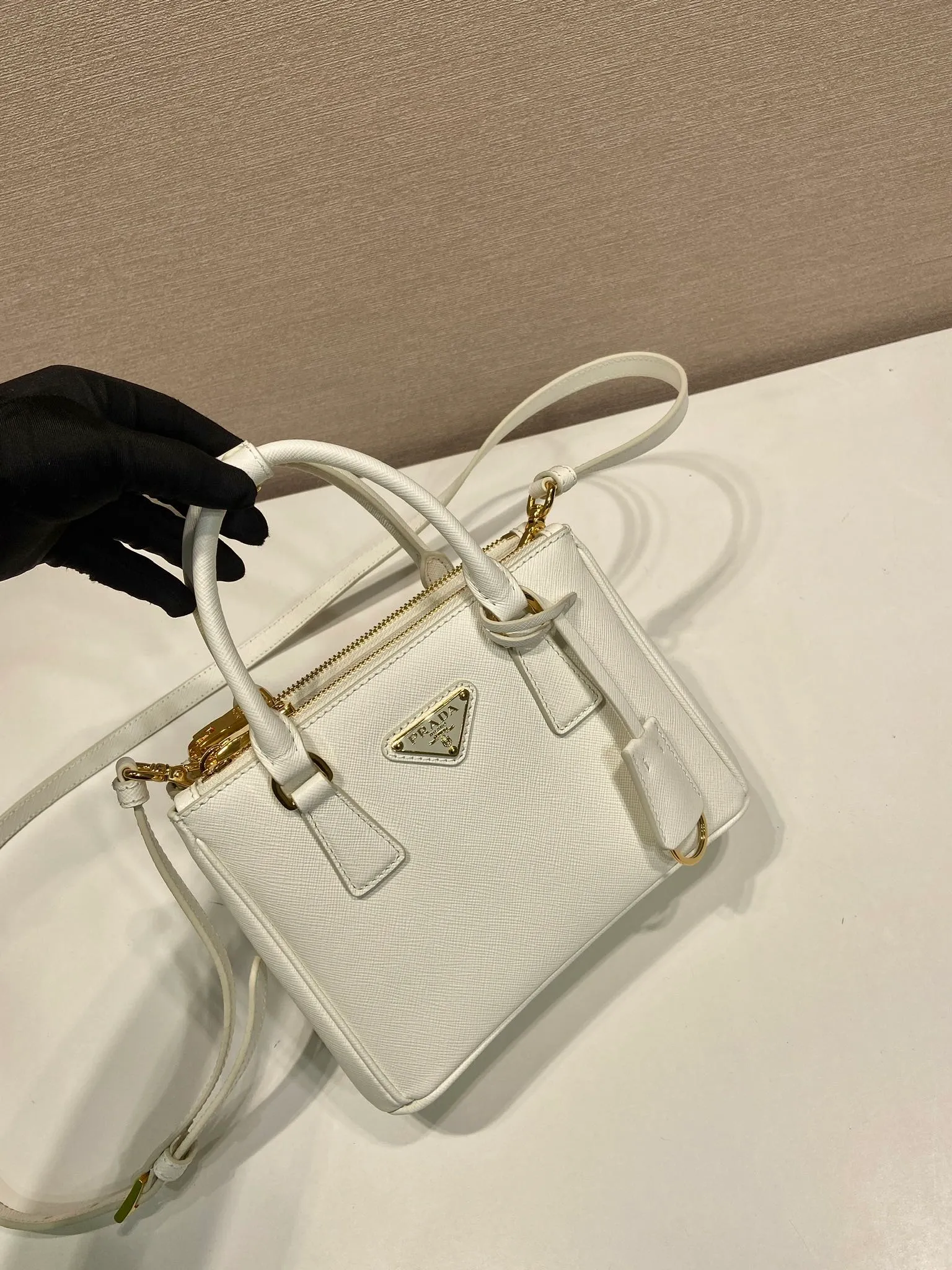 💰1700🎉mini killer🎉1BA906 triangle logo🎉🎉 This Galleria handbag is made of iconic Saffiano leather, equipped with a detachable shoulder strap and top-grade brushed hardware👍👍. It is a chic interpretation of classic and timeless elegance. For beauties in the current era of fashionable small bags. It’s worth owning, it can be used easily for girls’ daily travel📱💄🚗🔑, it has a large capacity, is beautiful and practical🙊🙊It is a bag that will never go out of style anytime you use it😘😘Hurry up and get it👏👏 Length 20x Height 15x Bottom 9.5cm