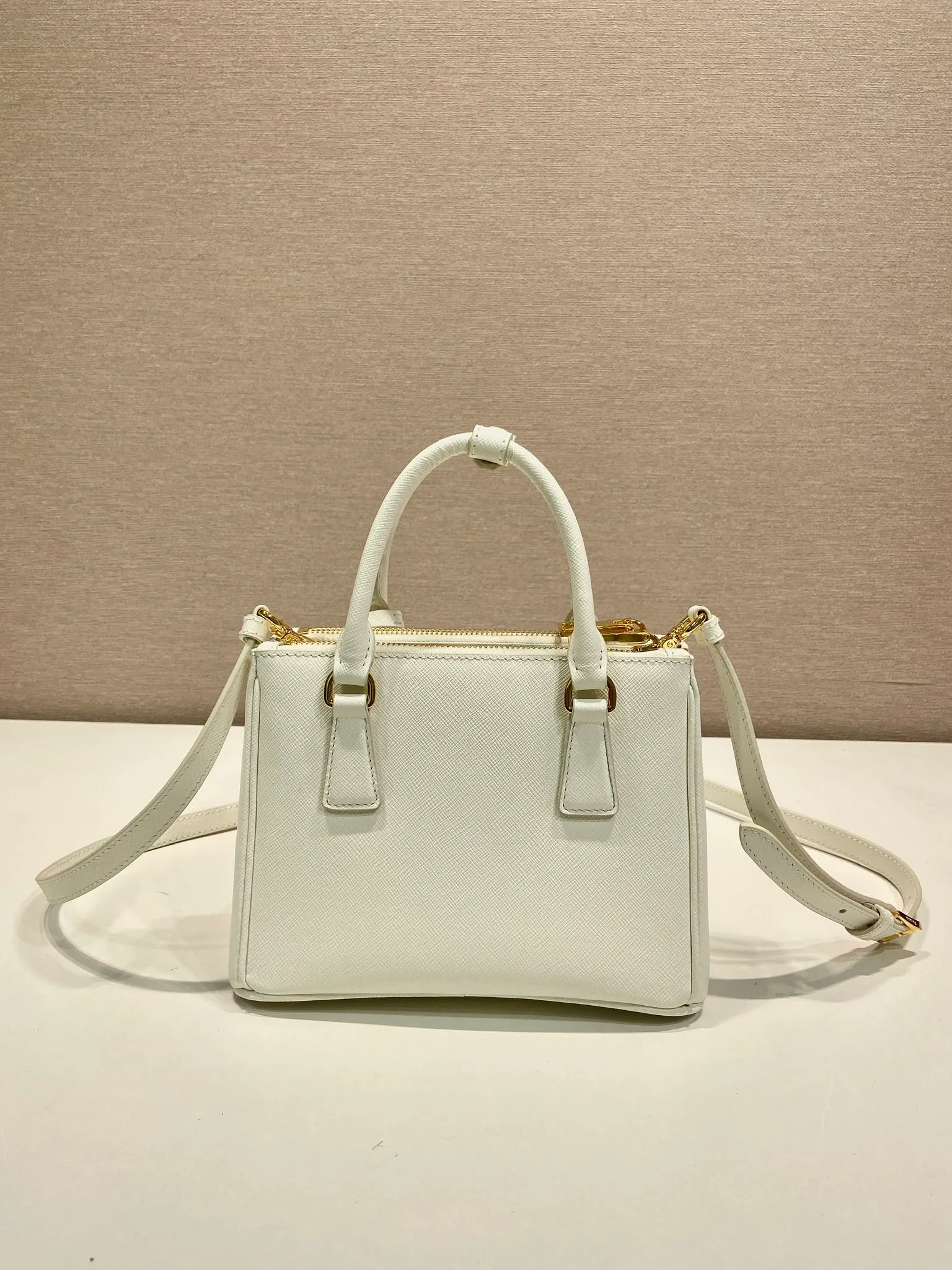 💰1700🎉mini killer🎉1BA906 triangle logo🎉🎉 This Galleria handbag is made of iconic Saffiano leather, equipped with a detachable shoulder strap and top-grade brushed hardware👍👍. It is a chic interpretation of classic and timeless elegance. For beauties in the current era of fashionable small bags. It’s worth owning, it can be used easily for girls’ daily travel📱💄🚗🔑, it has a large capacity, is beautiful and practical🙊🙊It is a bag that will never go out of style anytime you use it😘😘Hurry up and get it👏👏 Length 20x Height 15x Bottom 9.5cm