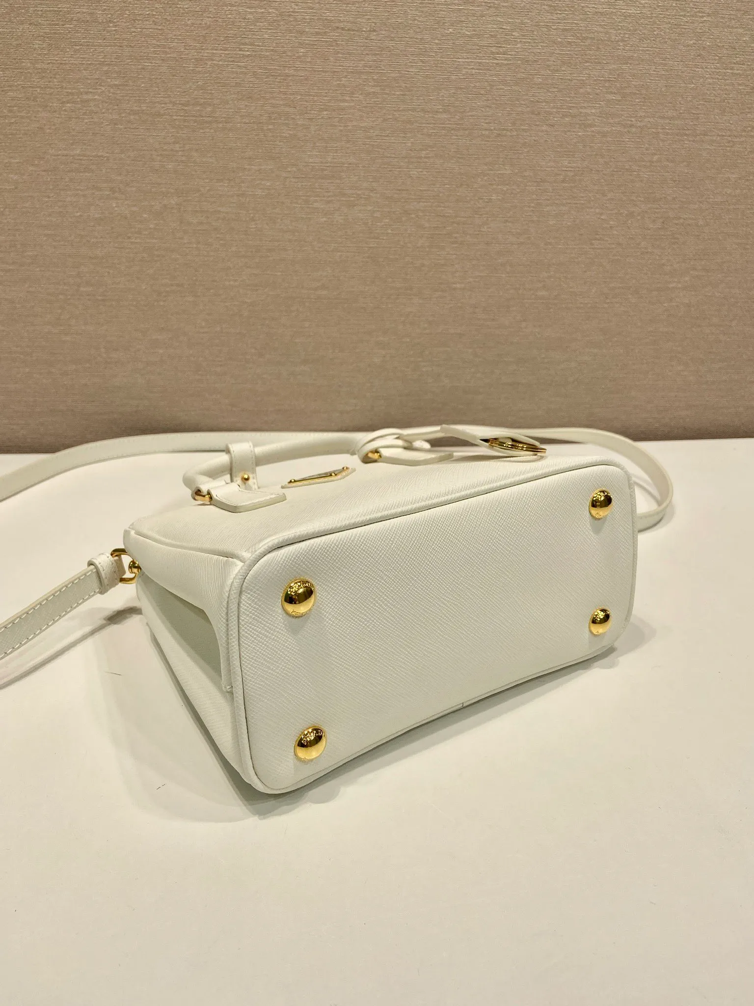 💰1700🎉mini killer🎉1BA906 triangle logo🎉🎉 This Galleria handbag is made of iconic Saffiano leather, equipped with a detachable shoulder strap and top-grade brushed hardware👍👍. It is a chic interpretation of classic and timeless elegance. For beauties in the current era of fashionable small bags. It’s worth owning, it can be used easily for girls’ daily travel📱💄🚗🔑, it has a large capacity, is beautiful and practical🙊🙊It is a bag that will never go out of style anytime you use it😘😘Hurry up and get it👏👏 Length 20x Height 15x Bottom 9.5cm