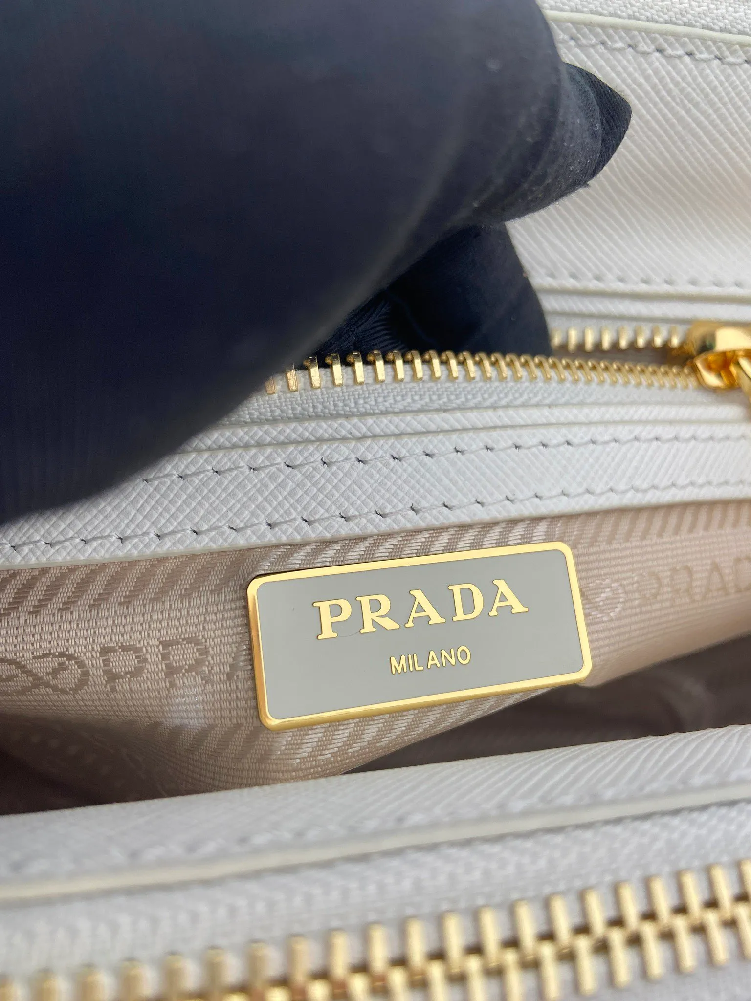 💰1700🎉mini killer🎉1BA906 triangle logo🎉🎉 This Galleria handbag is made of iconic Saffiano leather, equipped with a detachable shoulder strap and top-grade brushed hardware👍👍. It is a chic interpretation of classic and timeless elegance. For beauties in the current era of fashionable small bags. It’s worth owning, it can be used easily for girls’ daily travel📱💄🚗🔑, it has a large capacity, is beautiful and practical🙊🙊It is a bag that will never go out of style anytime you use it😘😘Hurry up and get it👏👏 Length 20x Height 15x Bottom 9.5cm
