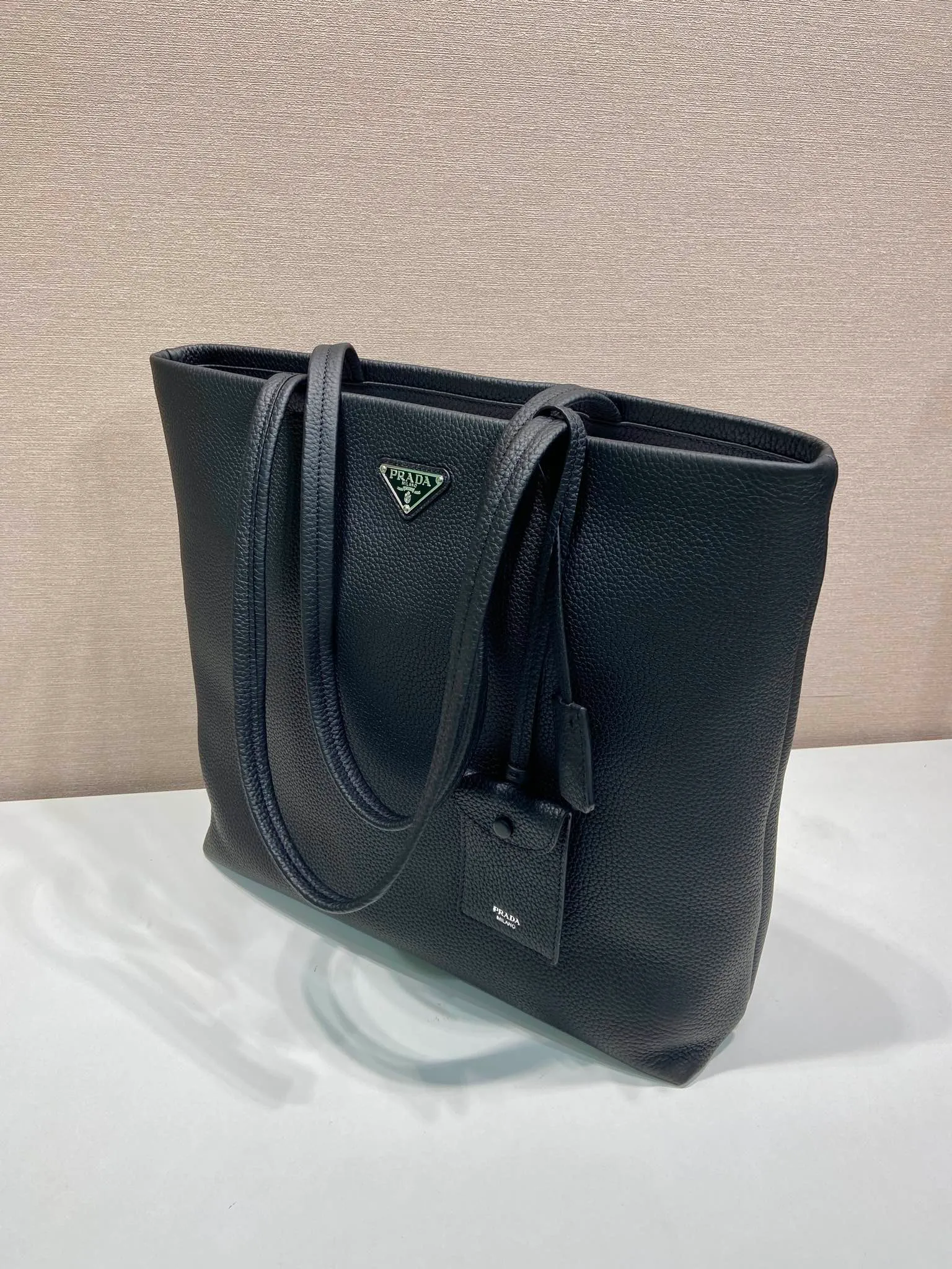 💰1780🎉New Tote Bag🎉2VG130 Men's Style🎉🎉 This tote leather tote bag has a simple silhouette, versatile style, spacious space, and is embellished with a unique enameled triangle metal logo. Made of imported deerskin pattern, detachable leather name tag and keychain, internal zipper pocket, recycled nylon logo printed lining, the tote bag that men have been longing for has finally arrived, hurry up and get it🎉🎉 Length 38x Height 37x Bottom 12cm🎉🎉🎉💰💰💰