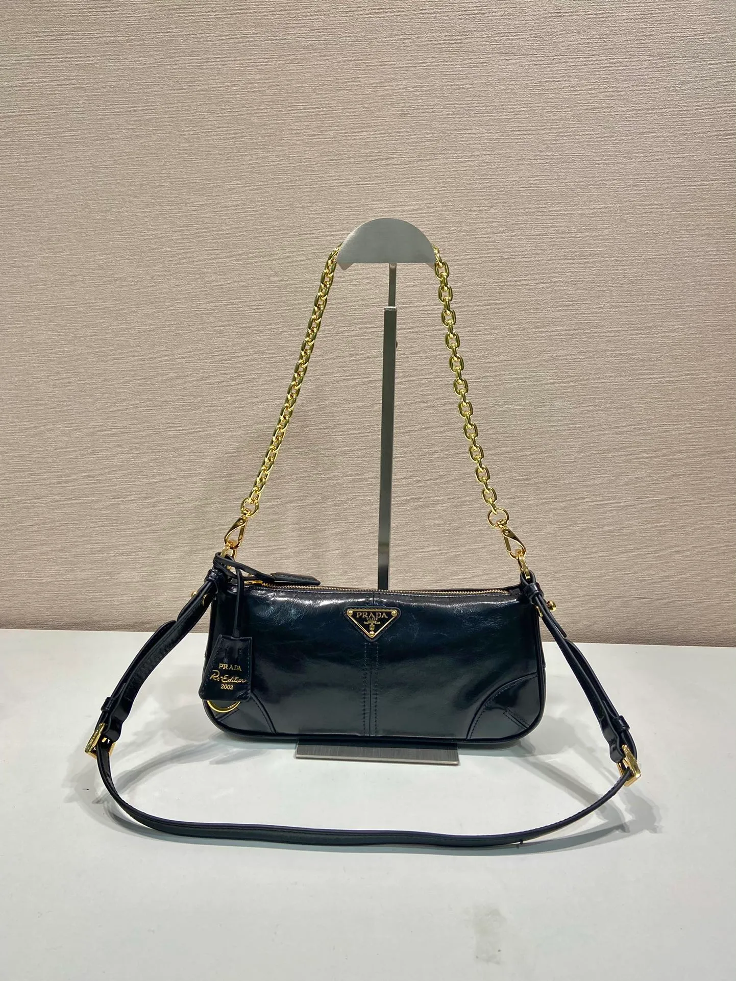 💰1140🎉New Underarm Bag🎉1BC221🎉🎉 This underarm bag is a replica of the 2002 classic style. The exquisite and minimalist accessory is made of leather with a refined glossy surface and is paired with an elegant detachable chain handle. It is suitable for different occasions from day to night. Embellished with eye-catching metal hardware, it features a leather keychain and an enameled metal triangle logo. Lightweight and practical, get it now🎉🎉Length 26xHeight 11.5xBottom 6cm🎉🎉🎉👏👏👏