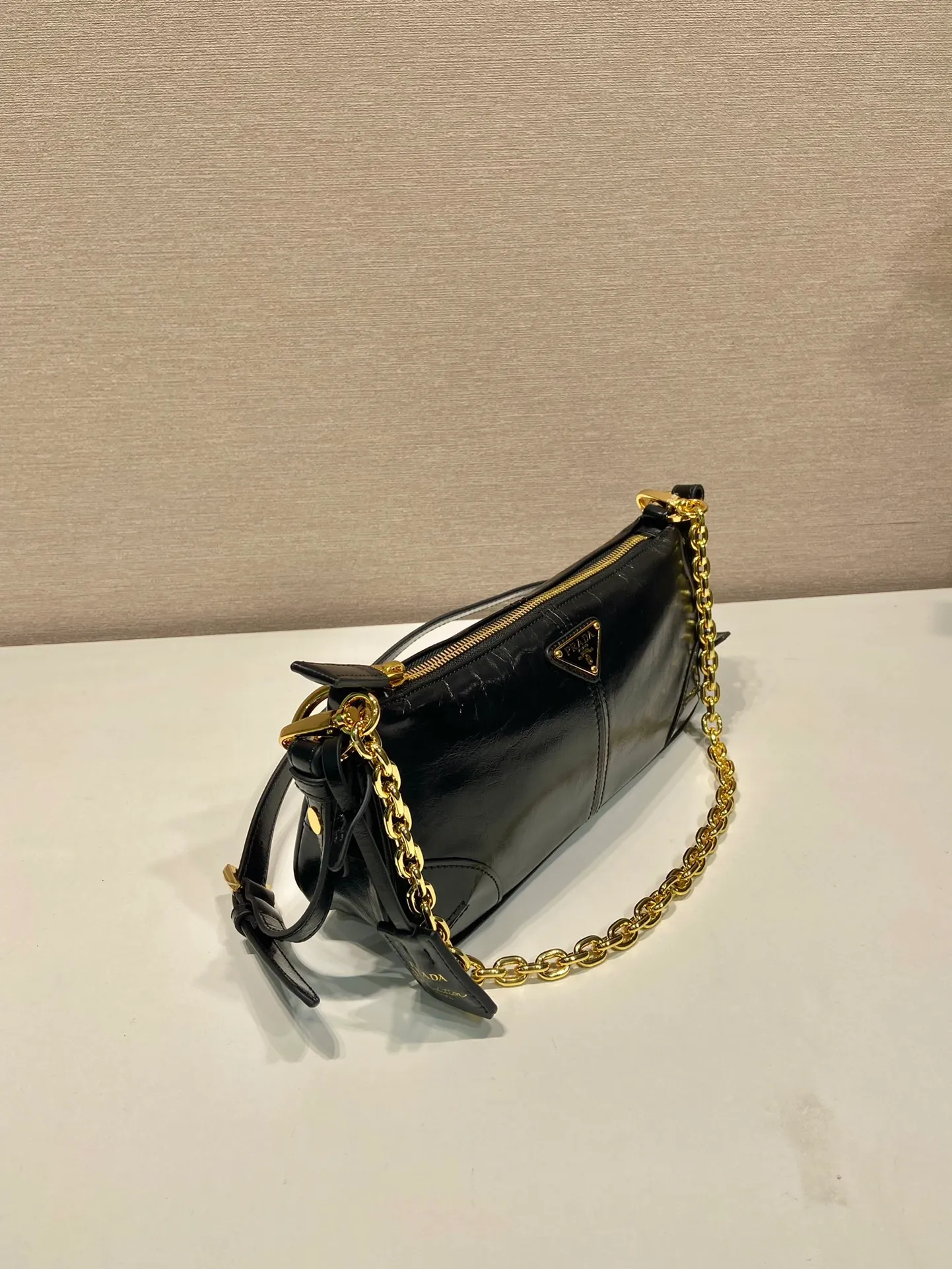 💰1140🎉New Underarm Bag🎉1BC221🎉🎉 This underarm bag is a replica of the 2002 classic style. The exquisite and minimalist accessory is made of leather with a refined glossy surface and is paired with an elegant detachable chain handle. It is suitable for different occasions from day to night. Embellished with eye-catching metal hardware, it features a leather keychain and an enameled metal triangle logo. Lightweight and practical, get it now🎉🎉Length 26xHeight 11.5xBottom 6cm🎉🎉🎉👏👏👏