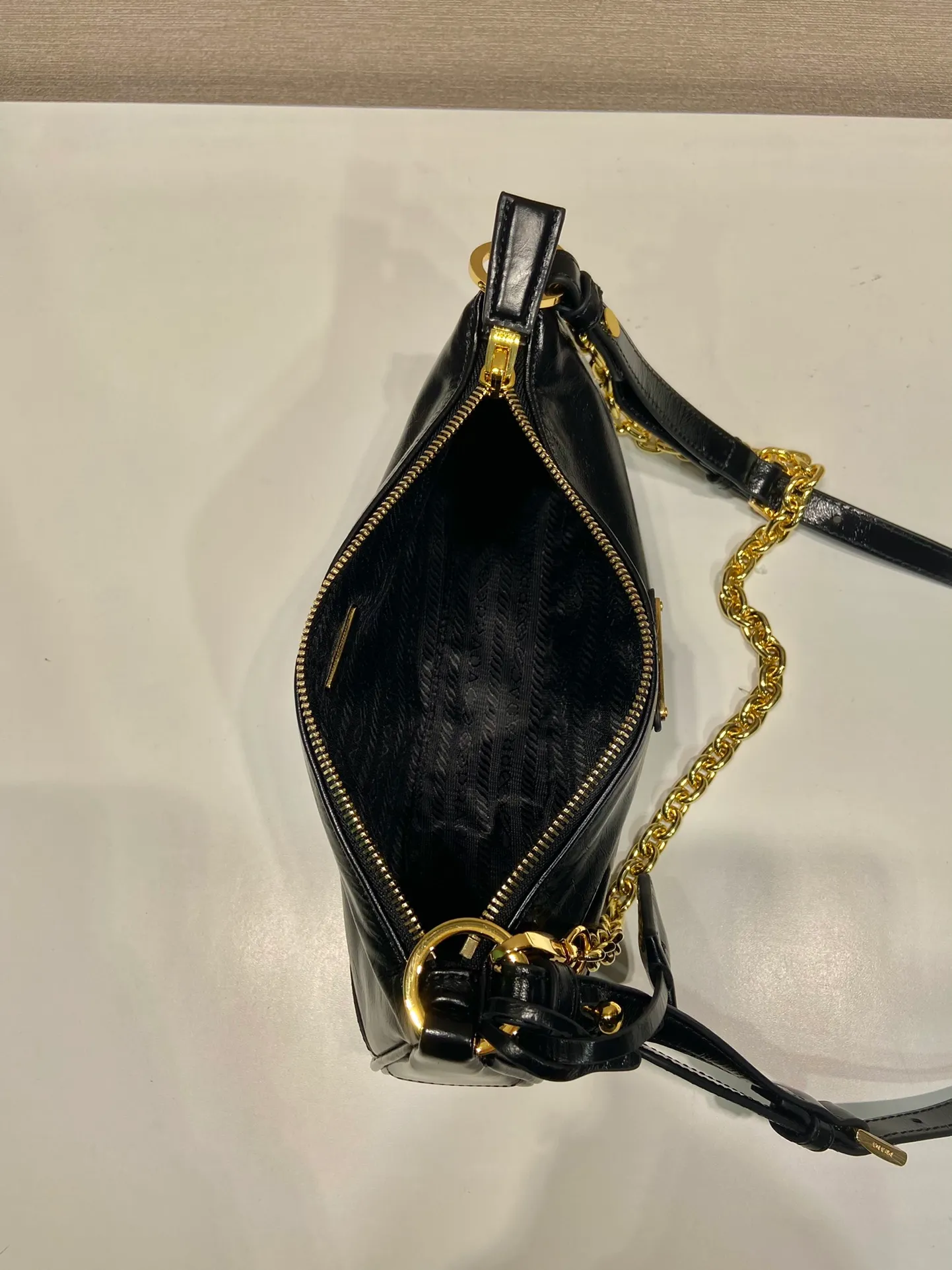 💰1140🎉New Underarm Bag🎉1BC221🎉🎉 This underarm bag is a replica of the 2002 classic style. The exquisite and minimalist accessory is made of leather with a refined glossy surface and is paired with an elegant detachable chain handle. It is suitable for different occasions from day to night. Embellished with eye-catching metal hardware, it features a leather keychain and an enameled metal triangle logo. Lightweight and practical, get it now🎉🎉Length 26xHeight 11.5xBottom 6cm🎉🎉🎉👏👏👏