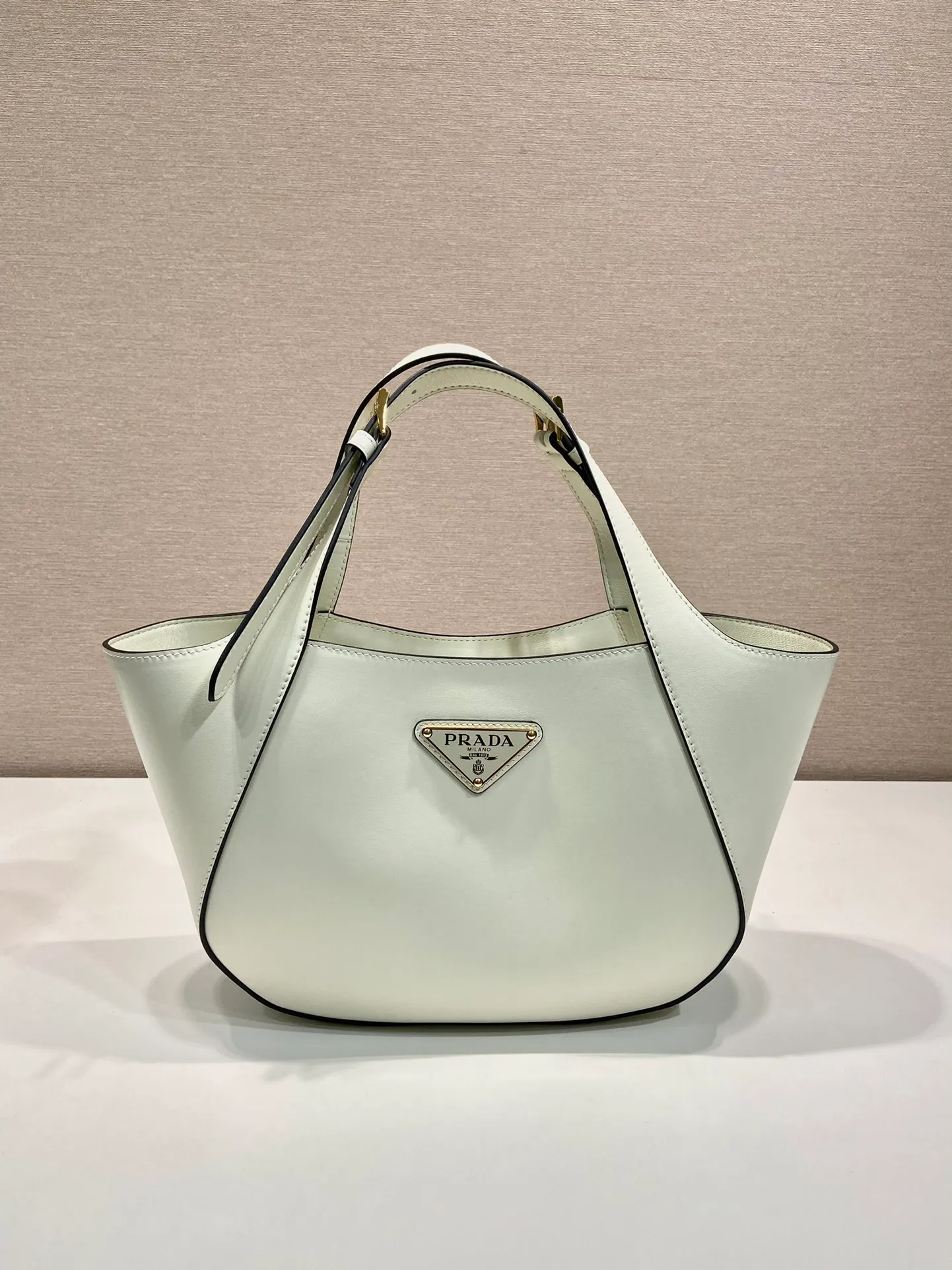 💰1720🎉New style🎉1BG483 Tote Bag🎉🎉 This leather tote bag is made of imported calf and imported sheepskin inside. It is full of exquisite charm and practicality. It features an adjustable leather handle with a classic metal buckle for a stylish and modern detail. The style is versatile and the upper body effect is very beautiful🎉🎉Babies, hurry up and get it🎉🎉 Length 28x Height 20.5x Bottom 7.5cm🎉🎉🎉👏👏👏