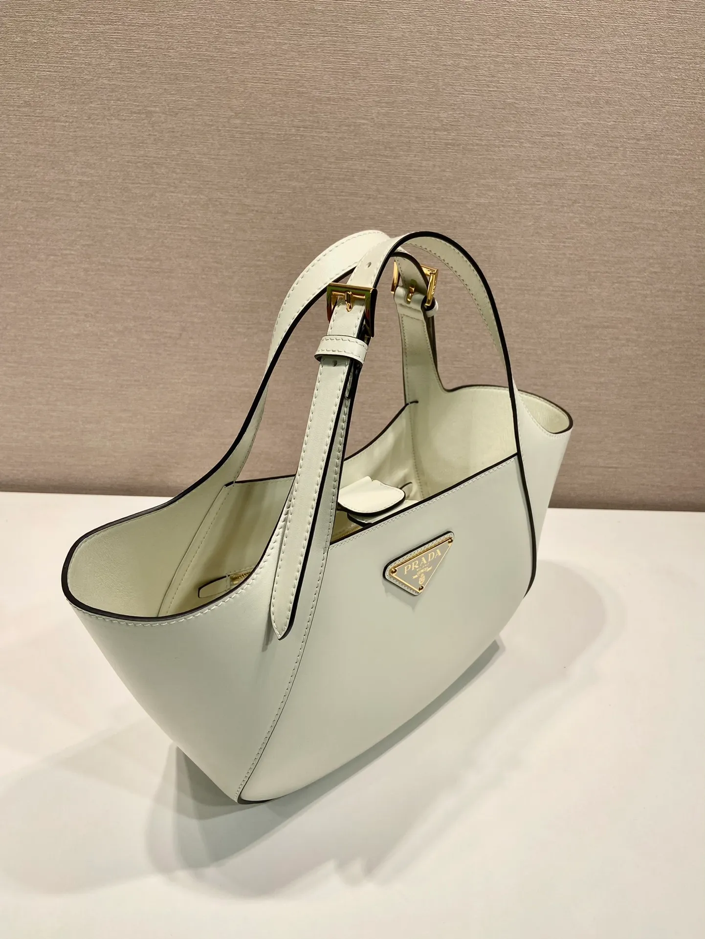 💰1720🎉New style🎉1BG483 Tote Bag🎉🎉 This leather tote bag is made of imported calf and imported sheepskin inside. It is full of exquisite charm and practicality. It features an adjustable leather handle with a classic metal buckle for a stylish and modern detail. The style is versatile and the upper body effect is very beautiful🎉🎉Babies, hurry up and get it🎉🎉 Length 28x Height 20.5x Bottom 7.5cm🎉🎉🎉👏👏👏