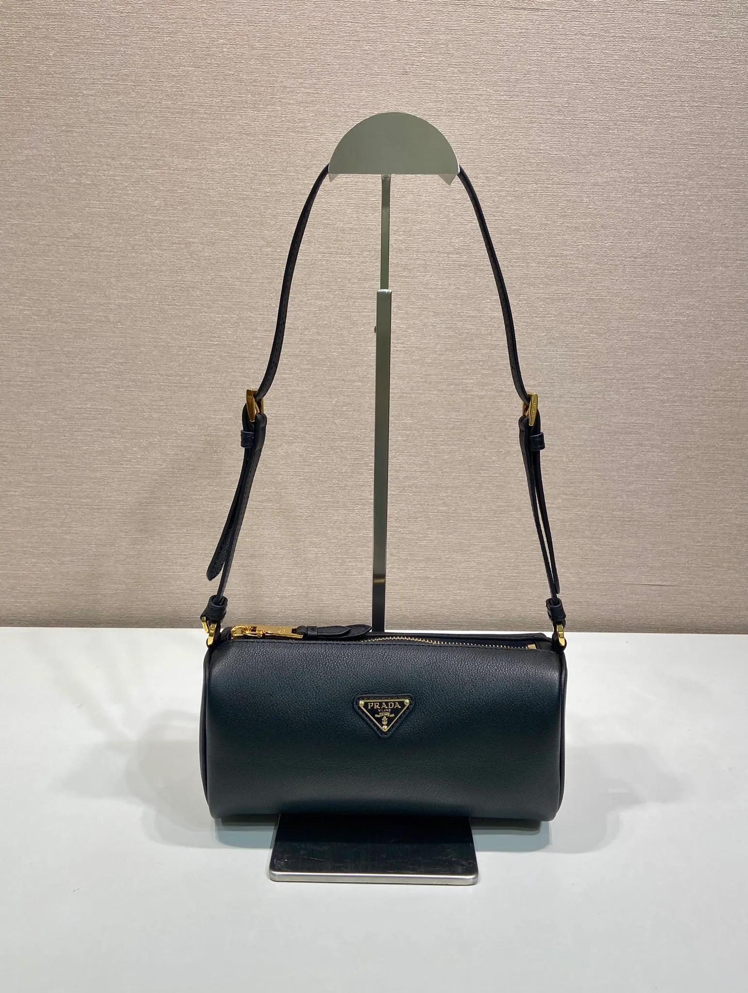 💰1120🎉New armpit bag🎉1BC239🎉🎉 This calfskin clutch bag combines the classic elements of the P family in an exquisite design, with a simple and neat geometric pattern silhouette. Featuring an elegant, slim leather handle embellished with the iconic triangle pattern. Large capacity space. Baby, hurry up and get it, it is another popular style that will never go out of style👏👏 Length 22x Height 9x Bottom 7.5cm🎉🎉🎉👏👏👏