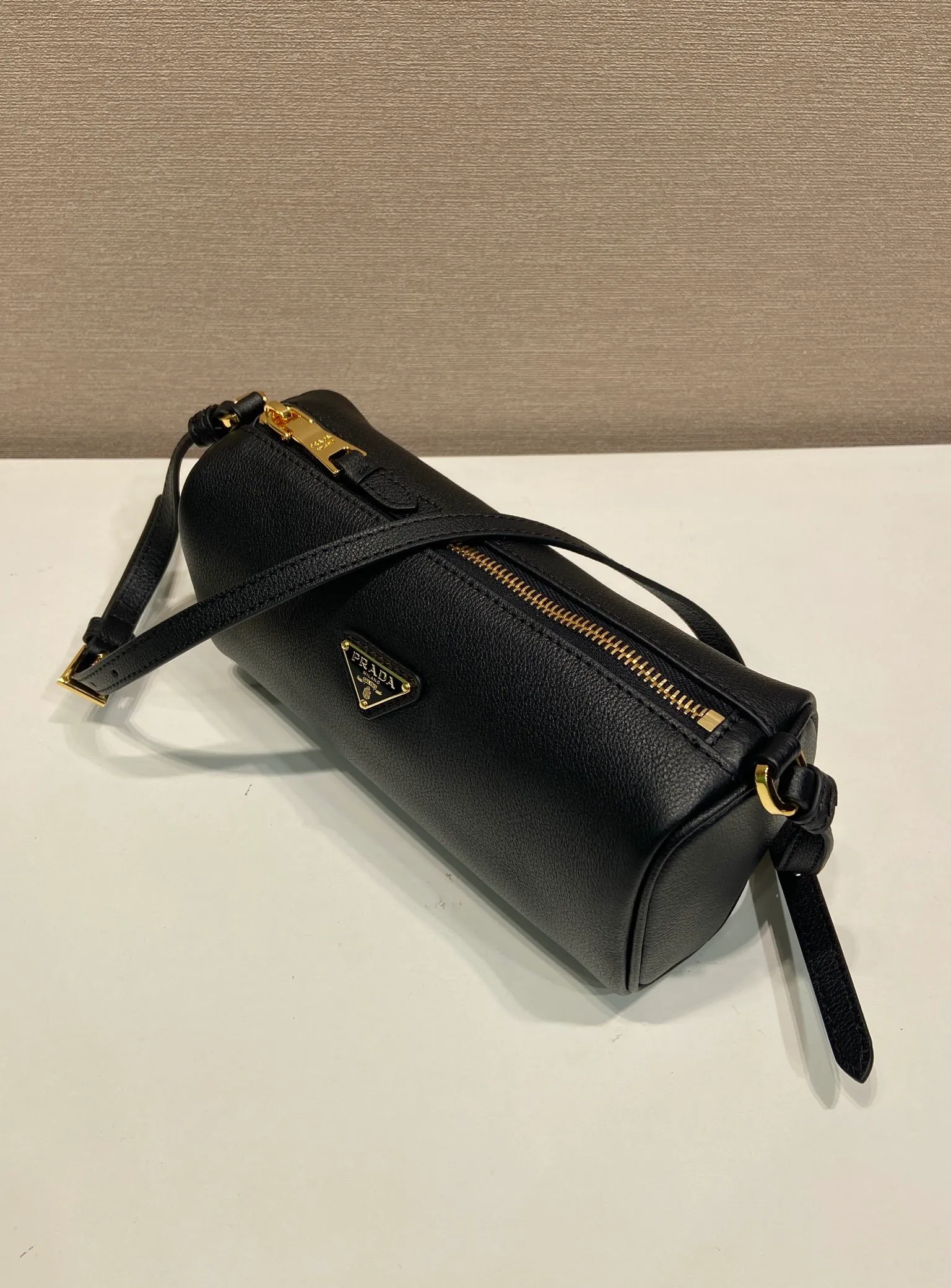 💰1120🎉New armpit bag🎉1BC239🎉🎉 This calfskin clutch bag combines the classic elements of the P family in an exquisite design, with a simple and neat geometric pattern silhouette. Featuring an elegant, slim leather handle embellished with the iconic triangle pattern. Large capacity space. Baby, hurry up and get it, it is another popular style that will never go out of style👏👏 Length 22x Height 9x Bottom 7.5cm🎉🎉🎉👏👏👏