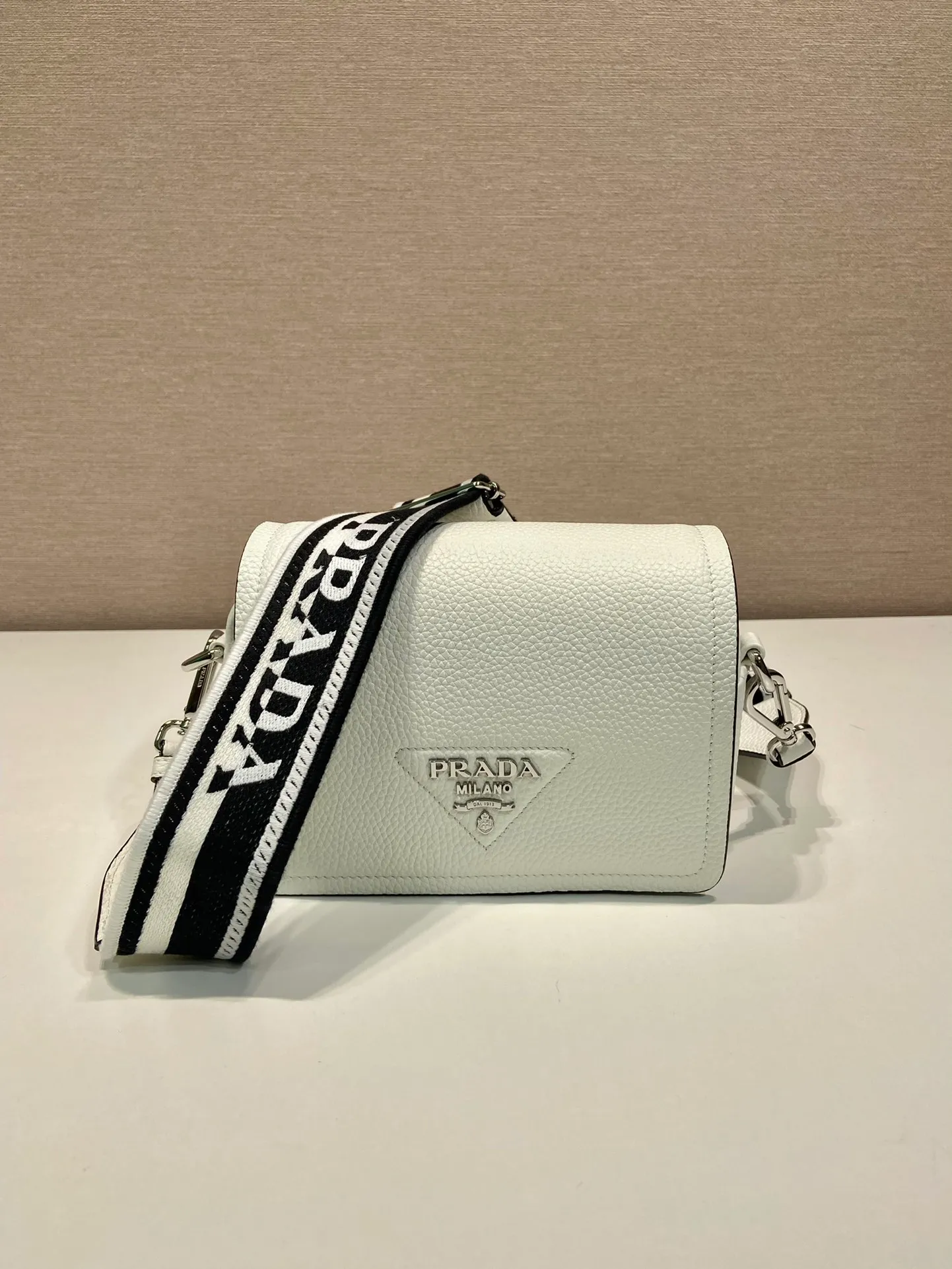 💰1600🎉New double shoulder strap🎉1BD332 small size🎉 This double shoulder strap is made of imported deerskin grain cowhide and equipped with two interchangeable and adjustable long shoulder straps. The combination of fabric webbing and cowhide is perfect😘. It can be mixed and matched for different occasions and different clothes😘. It has large capacity and feels super soft🎉Hurry up and get it. Length 20x Height 15x Base 6cm