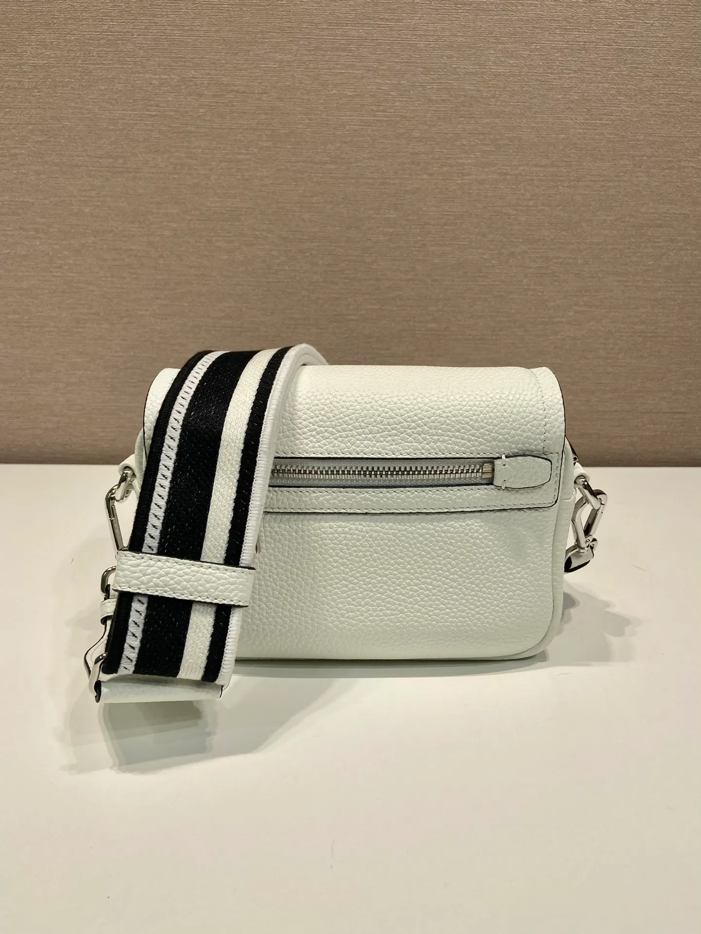 💰1600🎉New double shoulder strap🎉1BD332 small size🎉 This double shoulder strap is made of imported deerskin grain cowhide and equipped with two interchangeable and adjustable long shoulder straps. The combination of fabric webbing and cowhide is perfect😘. It can be mixed and matched for different occasions and different clothes😘. It has large capacity and feels super soft🎉Hurry up and get it. Length 20x Height 15x Base 6cm