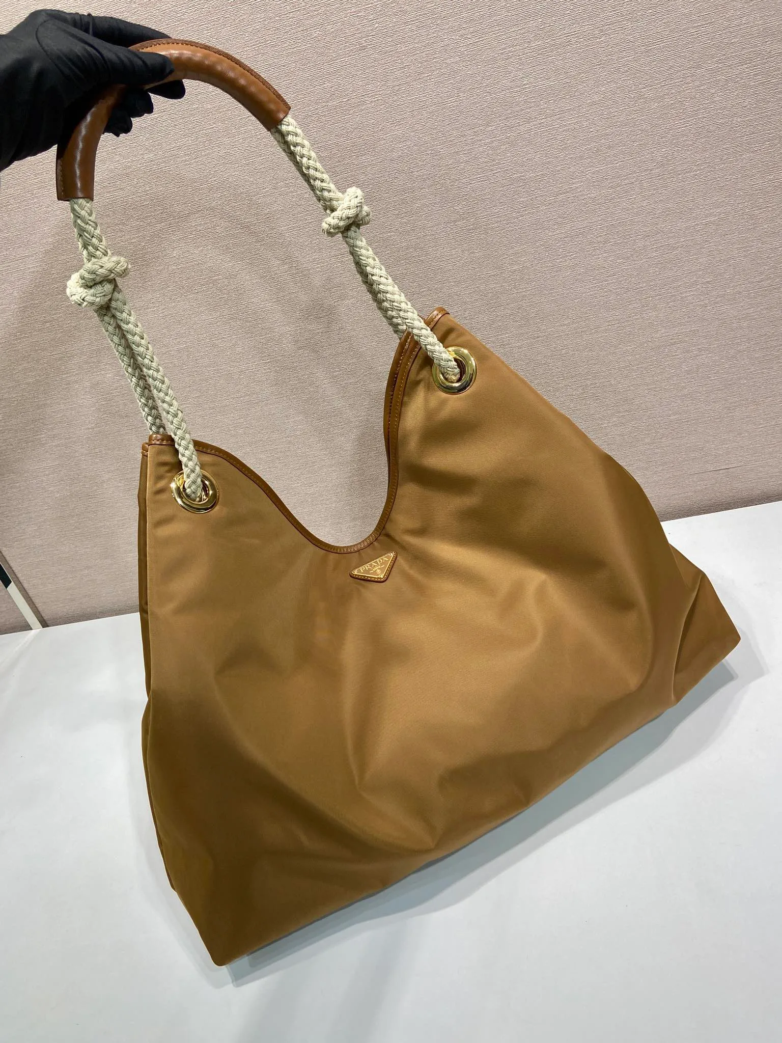 💰1140🎉New tote bag🎉1BC244 large shopping bag🎉🎉 This regenerated nylon bag is inspired by the classic elements of marine style, with novel and exquisite combinations to highlight your lively personality. The sliding braided handles complete the oversize silhouette of this versatile accessory, and the enameled triangular metal logo highlights the brand's identity. The capacity is large and the upper body effect is very attractive😘😘Lightweight and practical, it is also a popular style that will never go out of style🎉🎉 Length 48x Height 39x Bottom 14cm🎉🎉🎉💰💰💰