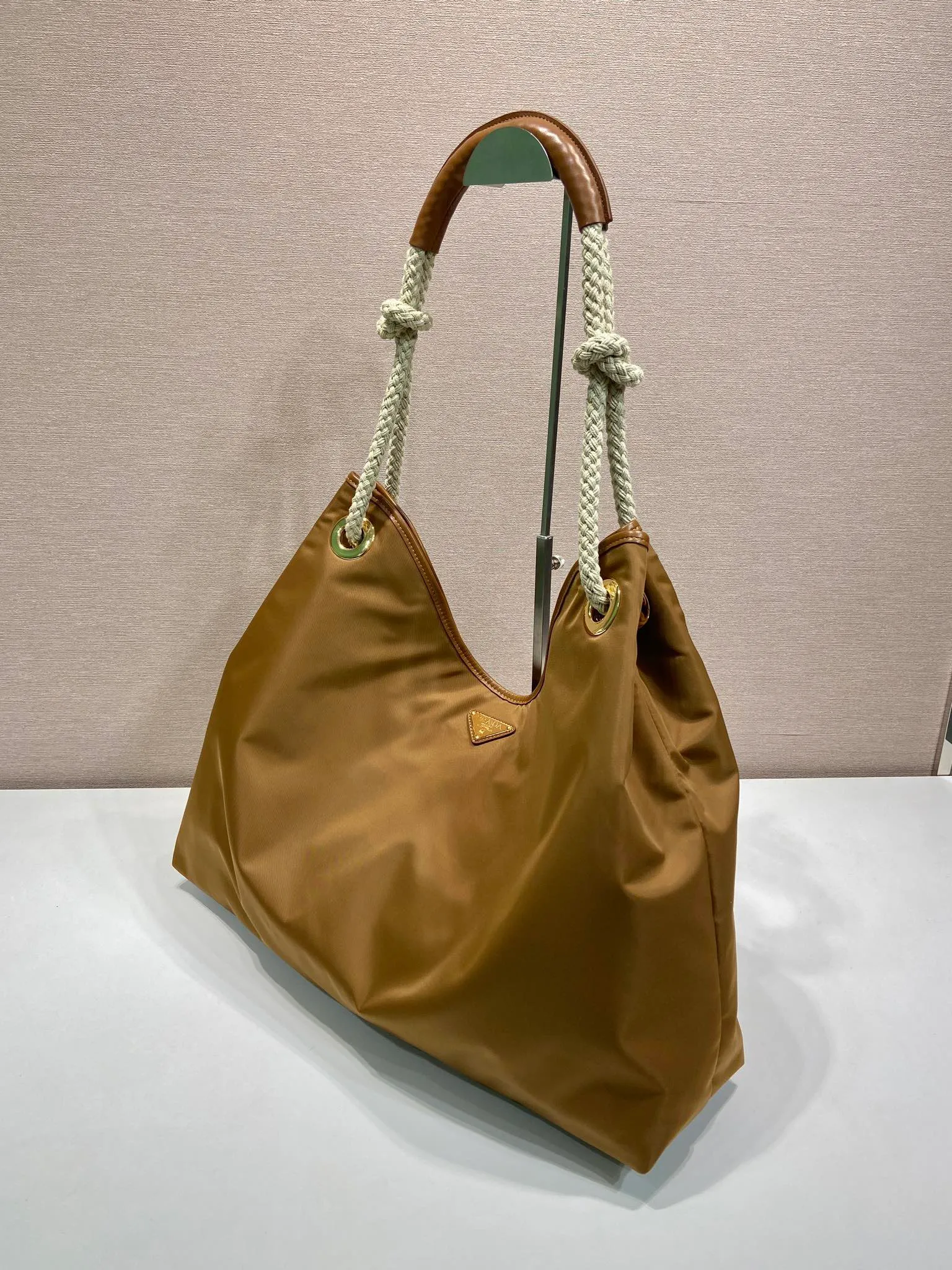 💰1140🎉New tote bag🎉1BC244 large shopping bag🎉🎉 This regenerated nylon bag is inspired by the classic elements of marine style, with novel and exquisite combinations to highlight your lively personality. The sliding braided handles complete the oversize silhouette of this versatile accessory, and the enameled triangular metal logo highlights the brand's identity. The capacity is large and the upper body effect is very attractive😘😘Lightweight and practical, it is also a popular style that will never go out of style🎉🎉 Length 48x Height 39x Bottom 14cm🎉🎉🎉💰💰💰