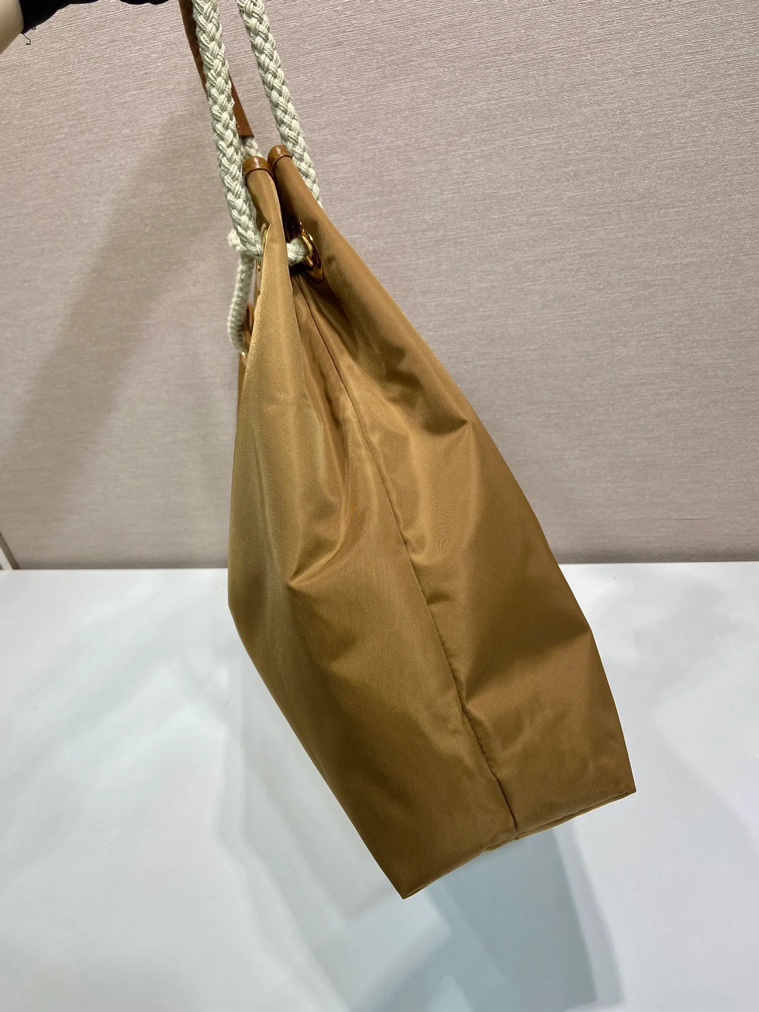 💰1140🎉New tote bag🎉1BC244 large shopping bag🎉🎉 This regenerated nylon bag is inspired by the classic elements of marine style, with novel and exquisite combinations to highlight your lively personality. The sliding braided handles complete the oversize silhouette of this versatile accessory, and the enameled triangular metal logo highlights the brand's identity. The capacity is large and the upper body effect is very attractive😘😘Lightweight and practical, it is also a popular style that will never go out of style🎉🎉 Length 48x Height 39x Bottom 14cm🎉🎉🎉💰💰💰