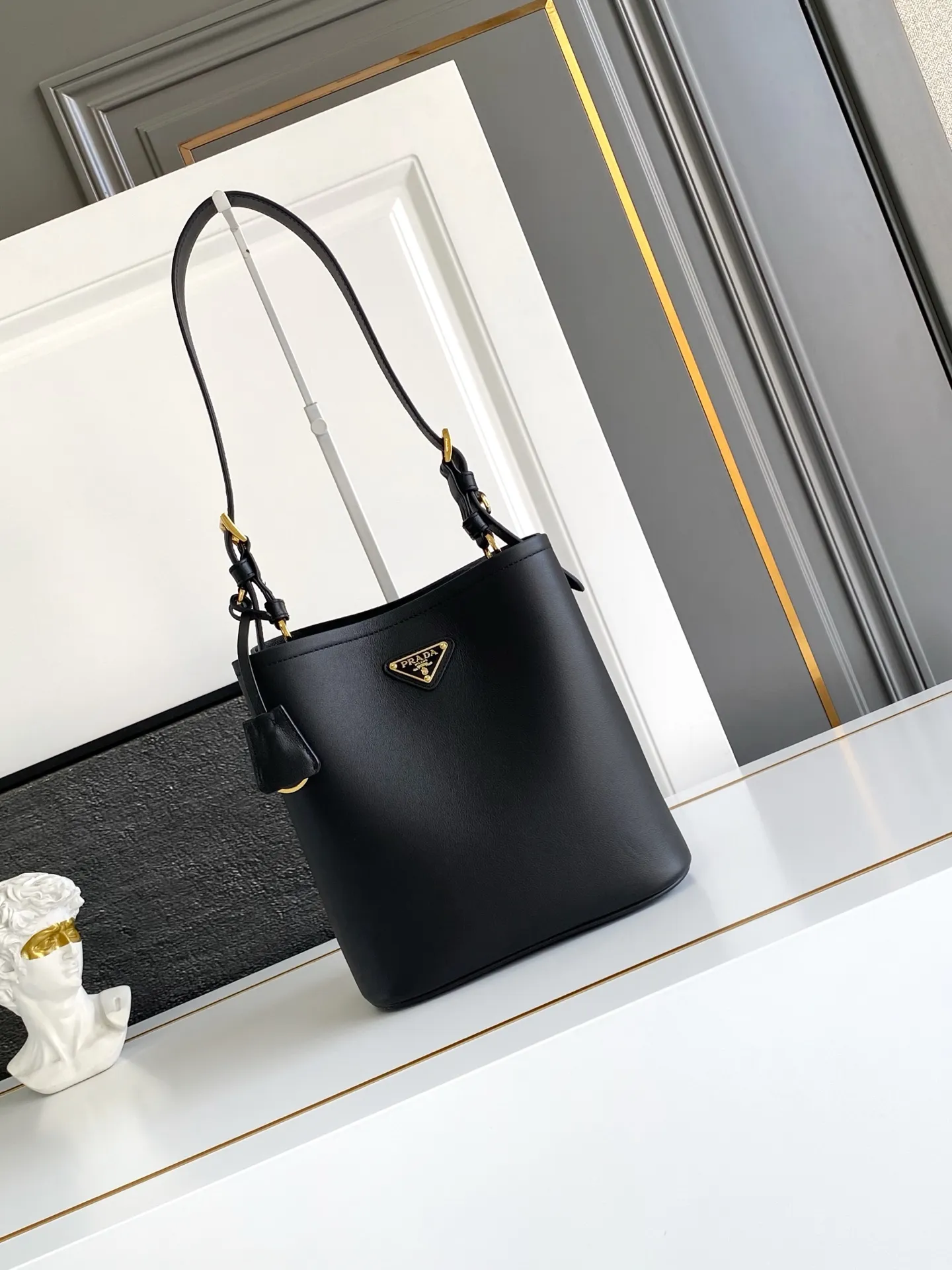 💰1560, new style✨✨ This leather handbag has soft lines and exquisite design, highlighting the classic style and handmade details. Practical and versatile, it features an enameled triangle metal logo for added recognition. Leather handle with 28 cm drop. Detachable keychain. Metal hardware. Enameled triangular metal logo on the front. Magnetic closure. Nappa leather lining with center pocket. Model number: 1BE080. Size: 22.5x21.5x13cm.