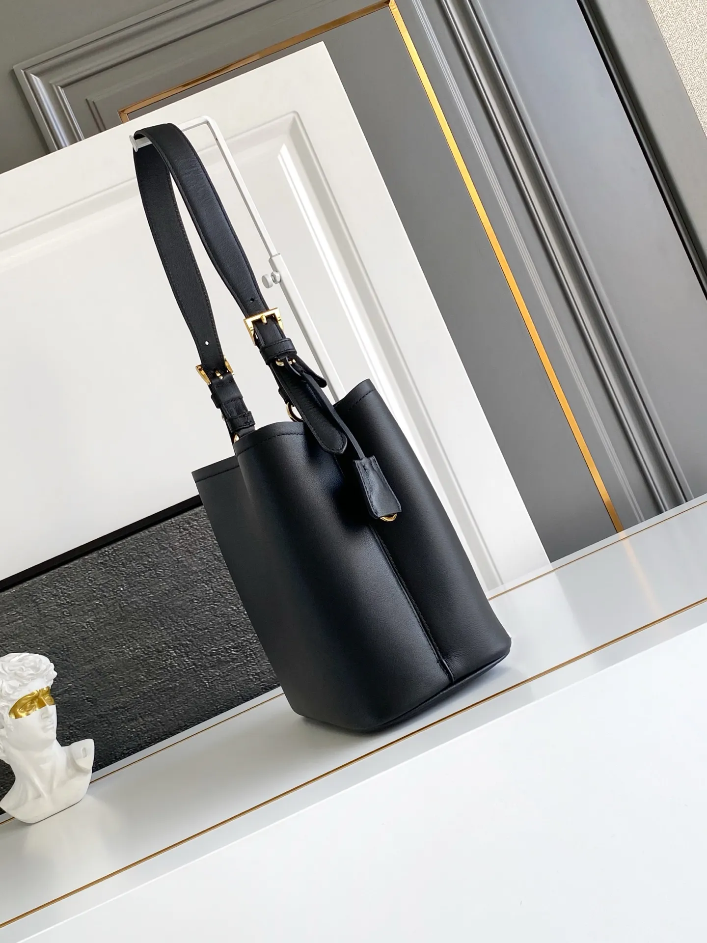 💰1560, new style✨✨ This leather handbag has soft lines and exquisite design, highlighting the classic style and handmade details. Practical and versatile, it features an enameled triangle metal logo for added recognition. Leather handle with 28 cm drop. Detachable keychain. Metal hardware. Enameled triangular metal logo on the front. Magnetic closure. Nappa leather lining with center pocket. Model number: 1BE080. Size: 22.5x21.5x13cm.