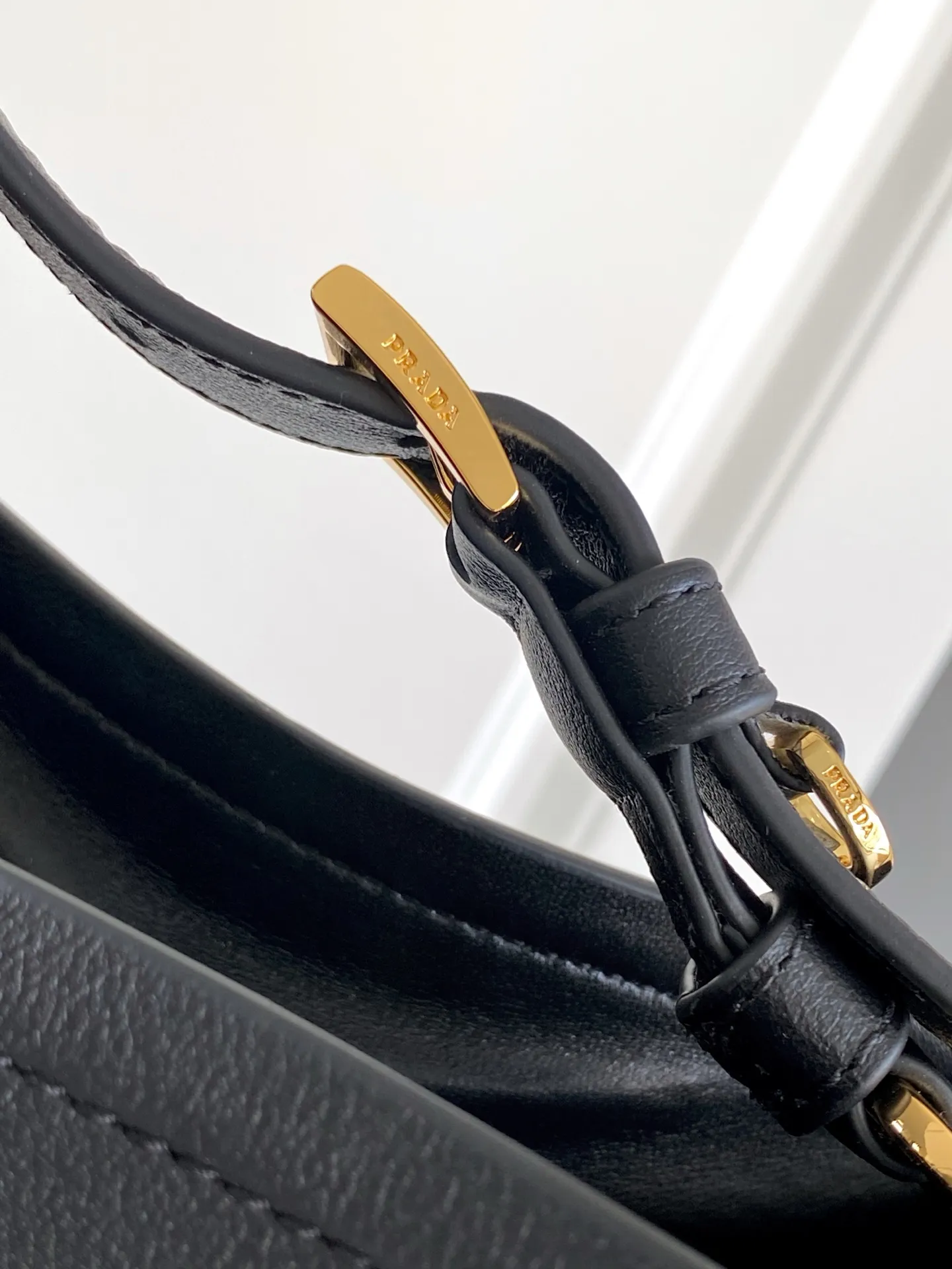 💰1560, new style✨✨ This leather handbag has soft lines and exquisite design, highlighting the classic style and handmade details. Practical and versatile, it features an enameled triangle metal logo for added recognition. Leather handle with 28 cm drop. Detachable keychain. Metal hardware. Enameled triangular metal logo on the front. Magnetic closure. Nappa leather lining with center pocket. Model number: 1BE080. Size: 22.5x21.5x13cm.